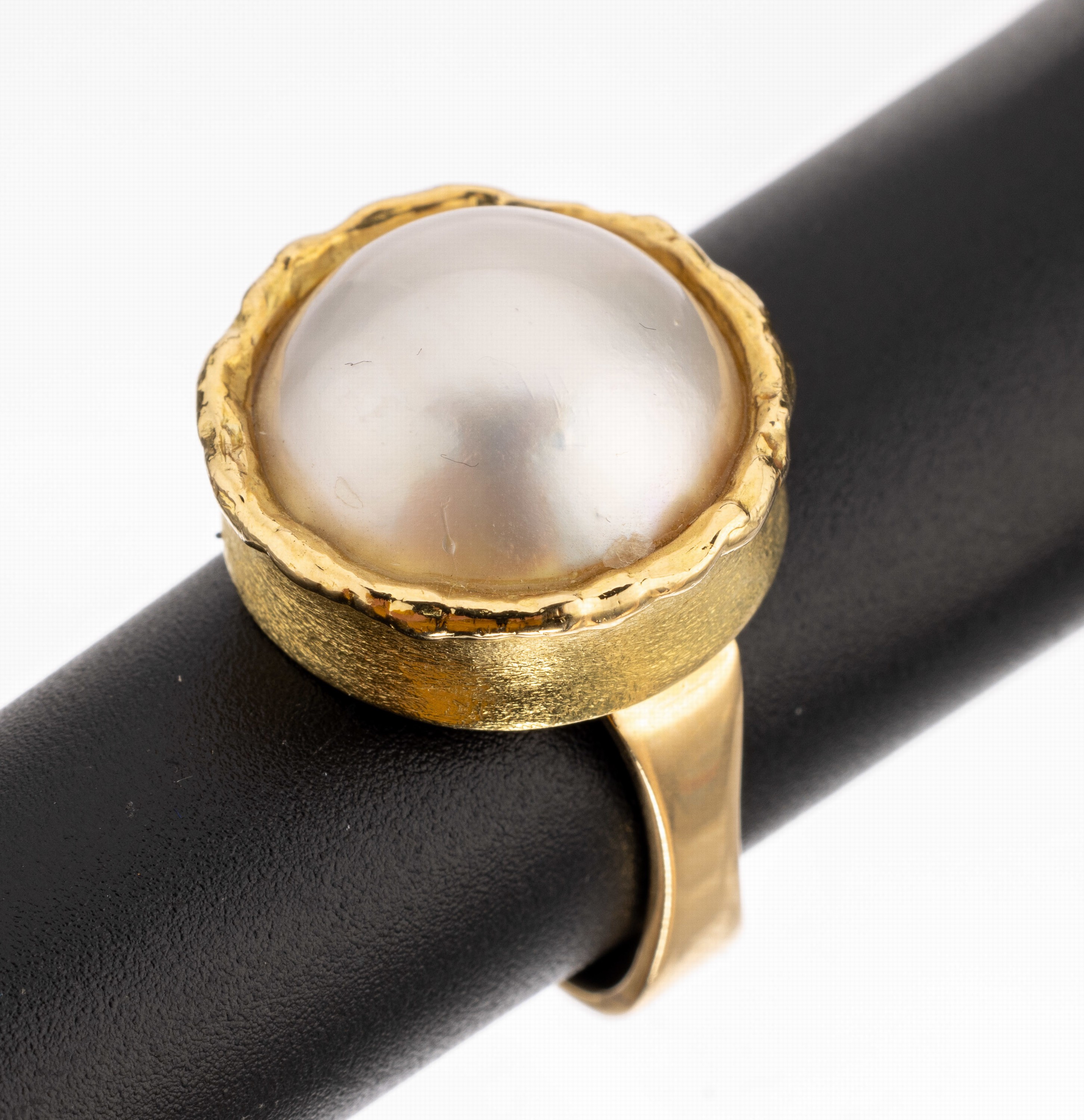 18 kt Gold Perlring, GG 750/000, weisse Mabeperle ca. 15 mm, schönes Löster, quadr. Ringschiene, Fassung mit gewelltem Rand, RW 53, ca. 15 g