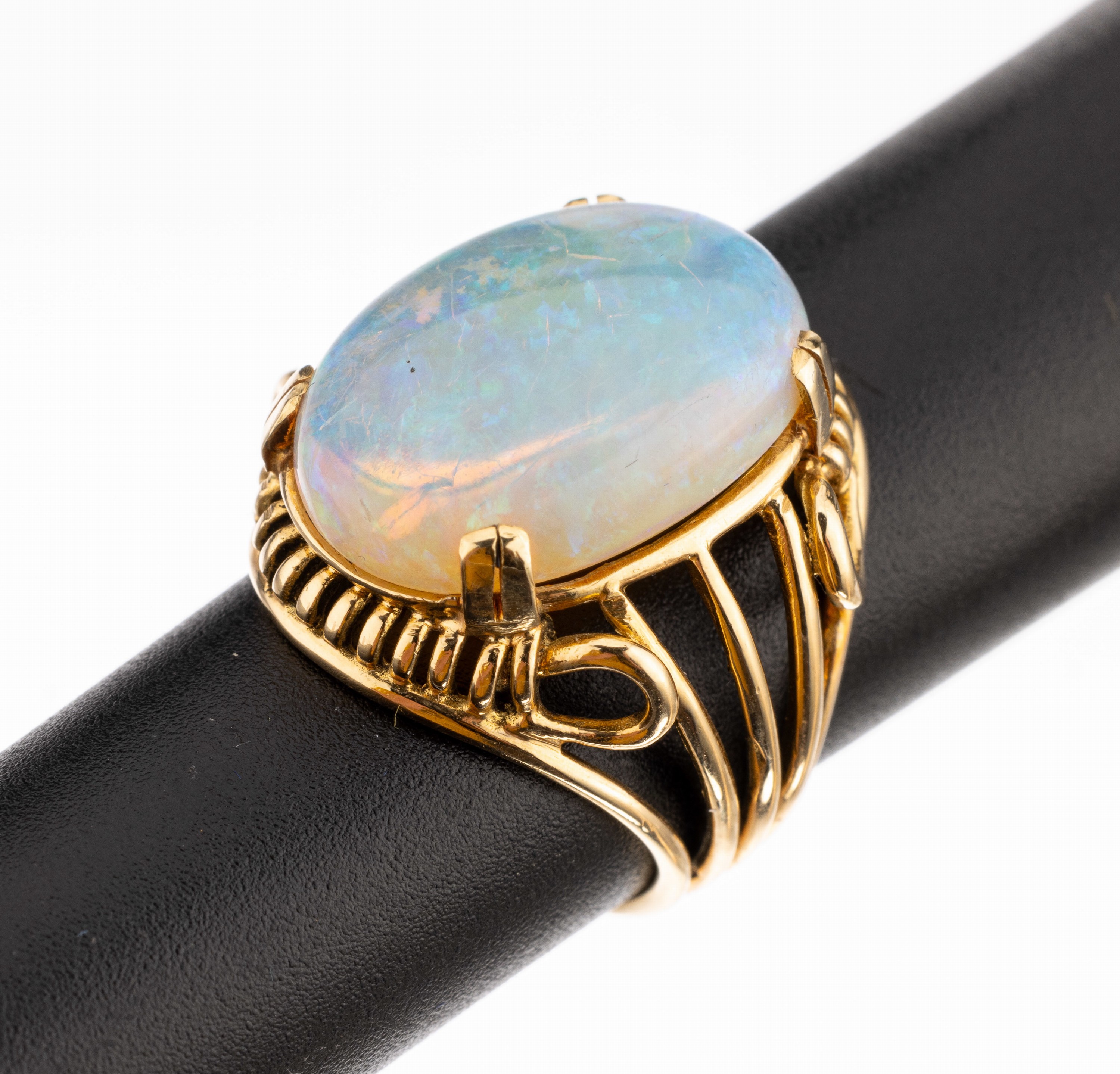 18 kt Gold Opal-Ring, GG 750/000, ovaler Opalcabochon ca. 6.80 ct, sehr schönes Farbspiel, RW 52, ca. 8.4 g