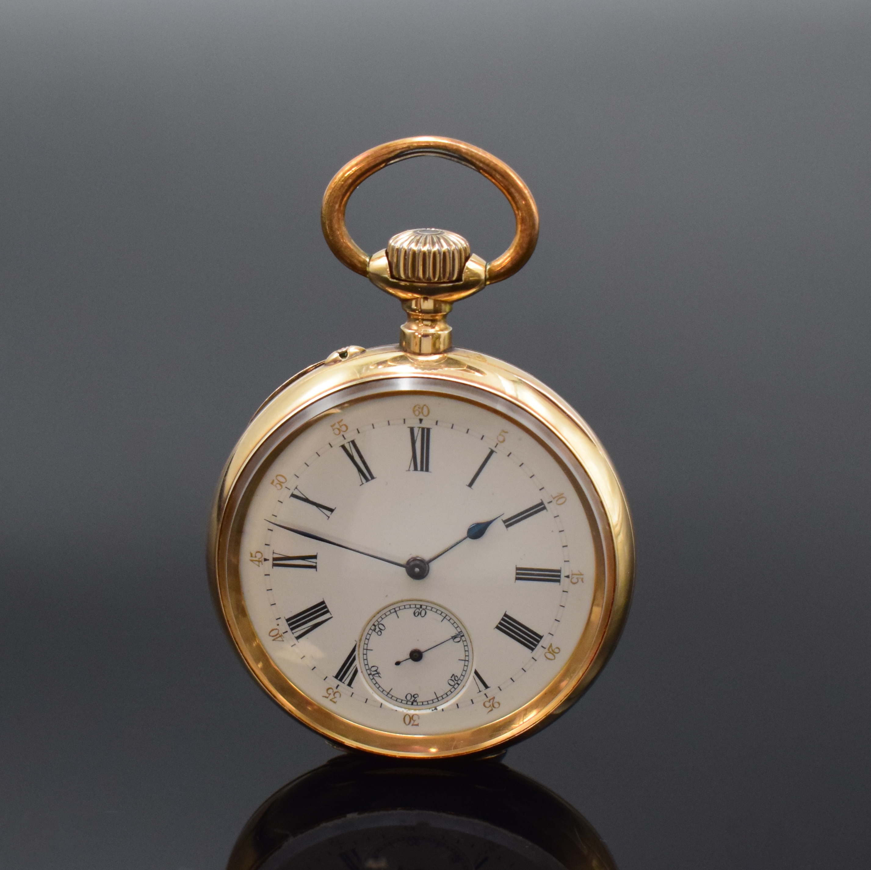 Offene Taschenuhr in RoseG 585/000, Schweiz um 1890, glattes Geh., rücks. Monogramm-Grav., Metall-Cuvette, 2-tlg. Emailzifferbl., röm. Std.-Zahlen, ...