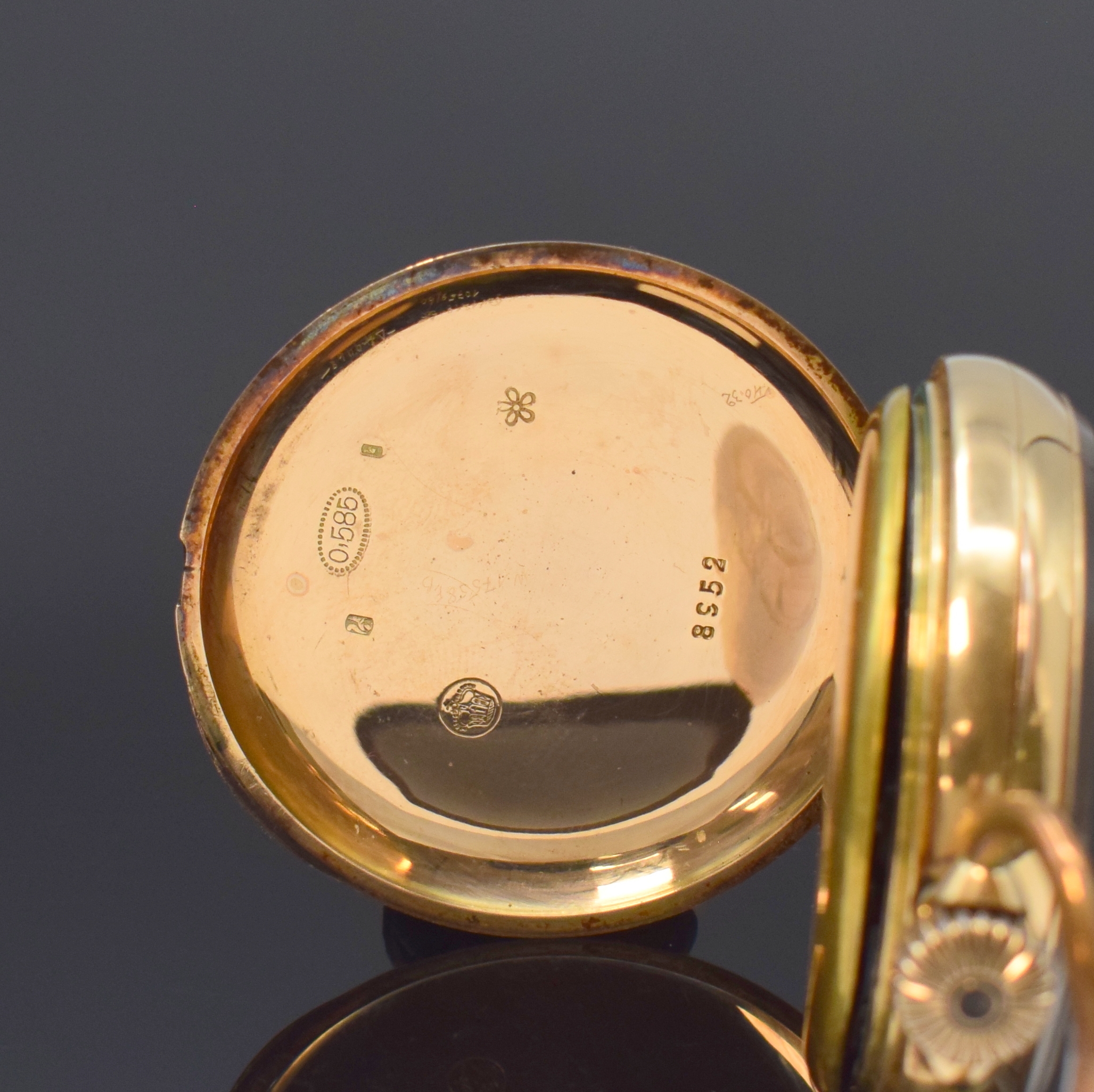 Detail b: Offene Taschenuhr in RoseG 585/000, Schweiz um 1890, glattes Geh., rücks. Monogramm-Grav., Metall-Cuvette, 2-tlg. Emailzifferbl., röm. Std.-Zahlen, ...