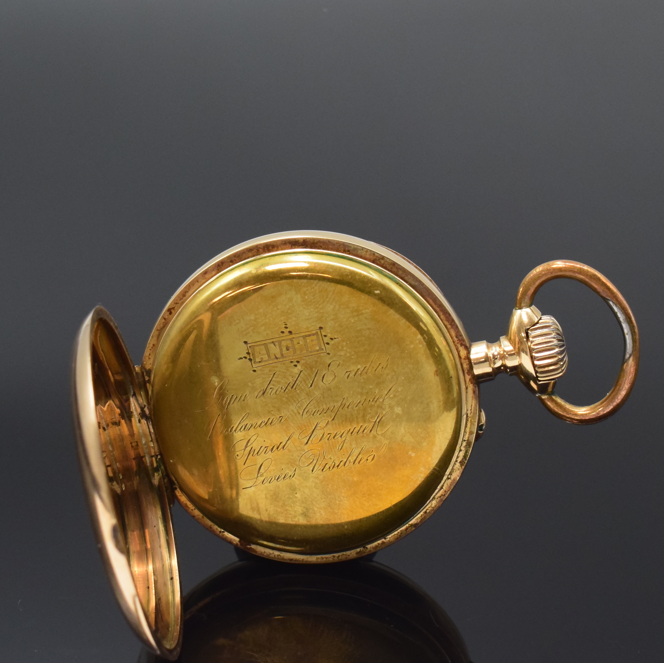 Detail c: Offene Taschenuhr in RoseG 585/000, Schweiz um 1890, glattes Geh., rücks. Monogramm-Grav., Metall-Cuvette, 2-tlg. Emailzifferbl., röm. Std.-Zahlen, ...
