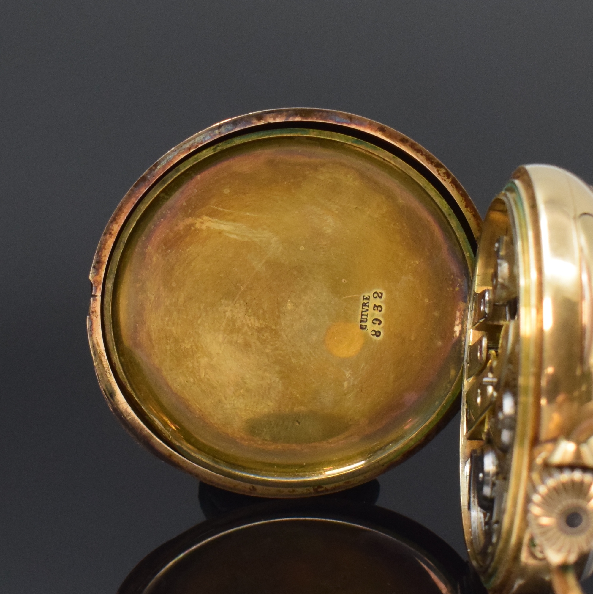 Detail d: Offene Taschenuhr in RoseG 585/000, Schweiz um 1890, glattes Geh., rücks. Monogramm-Grav., Metall-Cuvette, 2-tlg. Emailzifferbl., röm. Std.-Zahlen, ...