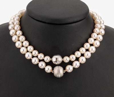 Image Lot 2 cultured pearl-necklaces , Akoja cultured pearls, 1 x bayonet catch WG 585/000,l. ...