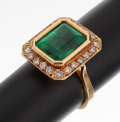 Image 18 kt gold emerald brilliant ring , YG 750/000, bevelled emerald in emerald cut approx. ...