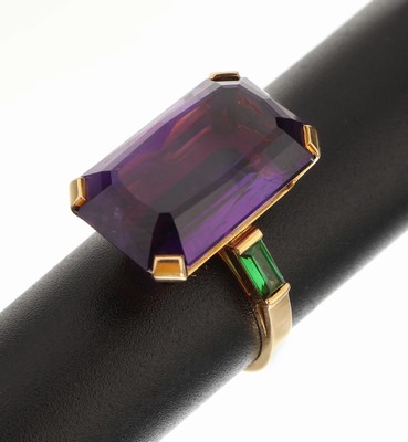 Image 18 kt Gold Amethyst Tsavorith-Ring, GG 750/00, facett. Amethyst ca. 17.0 ct, seitl. ...