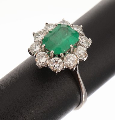 Image 14 kt gold emerald-brilliant-ring , WG 585/000, centered emerald in trap cut approx. ...