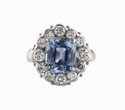26808283a - 18 kt Gold Saphir-Brillant-Ring, WG 750/000, mittig facett. Saphir ca. 4.00 ct, umgeben ...