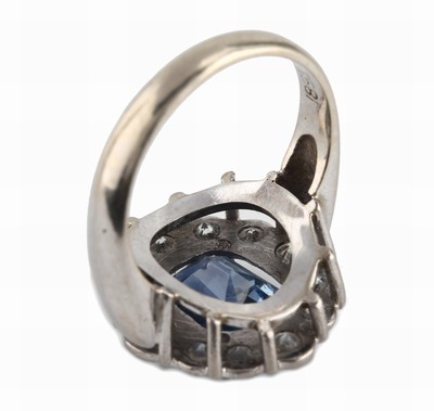 26808283c - 18 kt Gold Saphir-Brillant-Ring, WG 750/000, mittig facett. Saphir ca. 4.00 ct, umgeben ...
