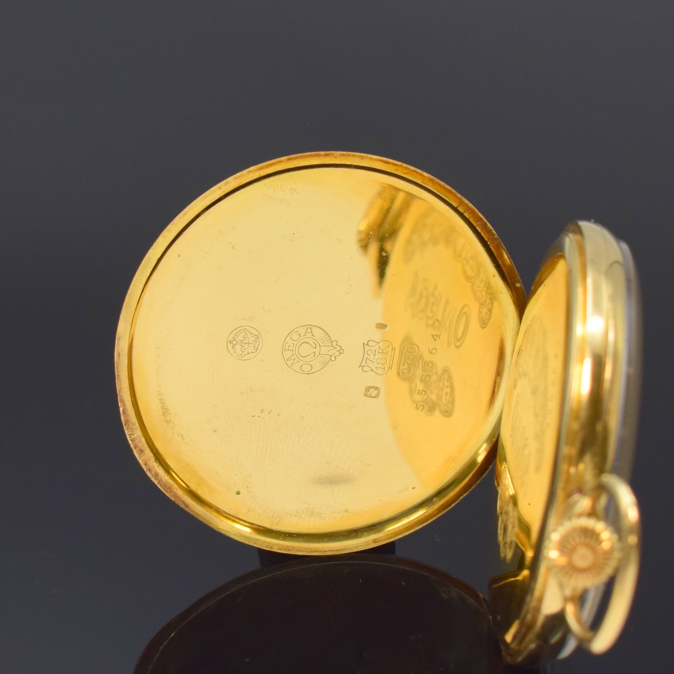 Detail b: OMEGA Frackuhr in GG 750/000, Schweiz um 1916, glattes 2-Deckel Goldgeh. dell., Cuvette m. Medaillengrav., gold. Zifferbl., schwarz. Breguetzahlen, ...