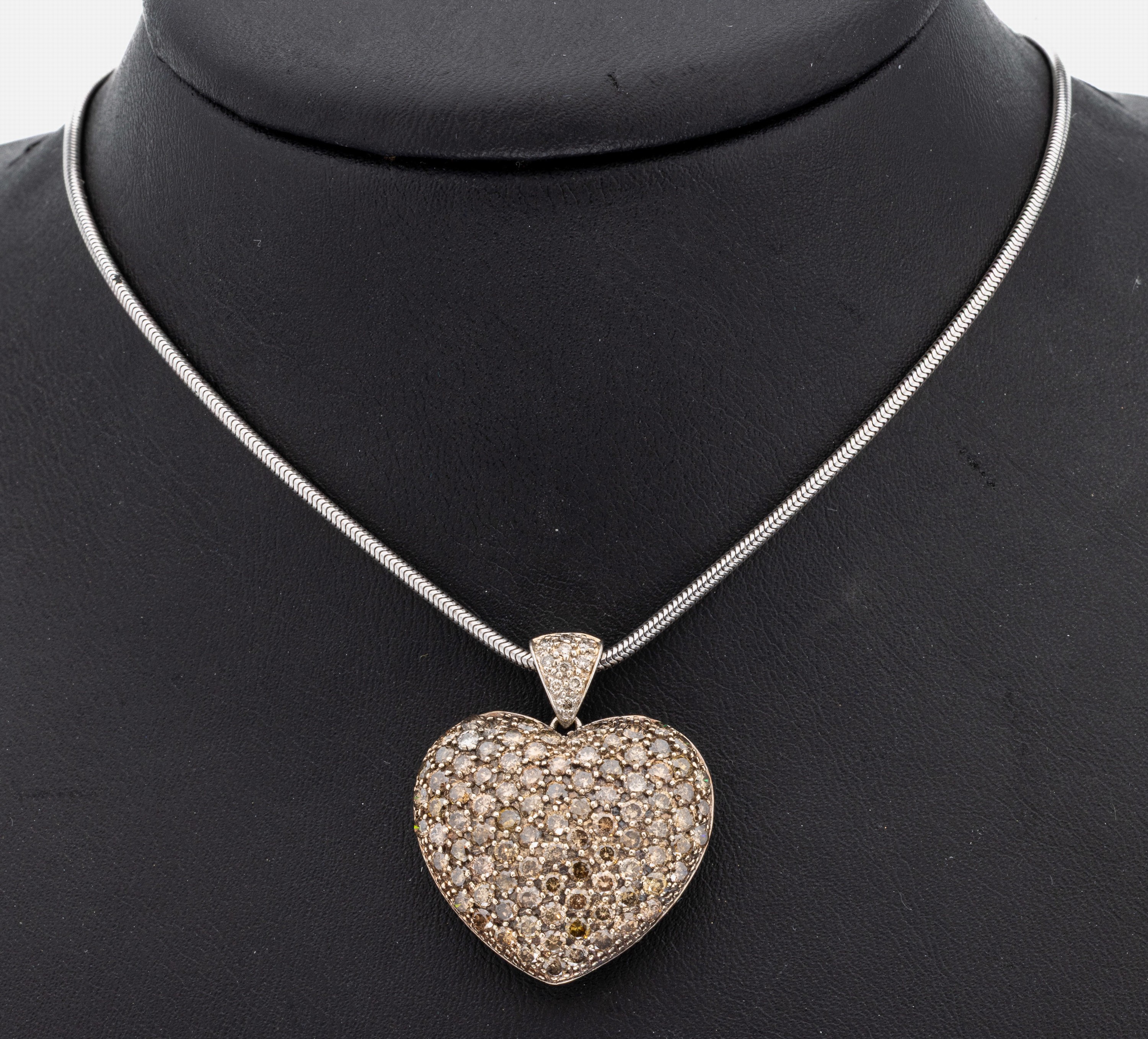 14 kt Gold Brillant-Herzanhänger, WG 585/000, Brillanten zus. ca. 3.0 ct Braun/p1, Öse mit Brillanten zus. ca. 0.12 ct Weiß/p1, an ...