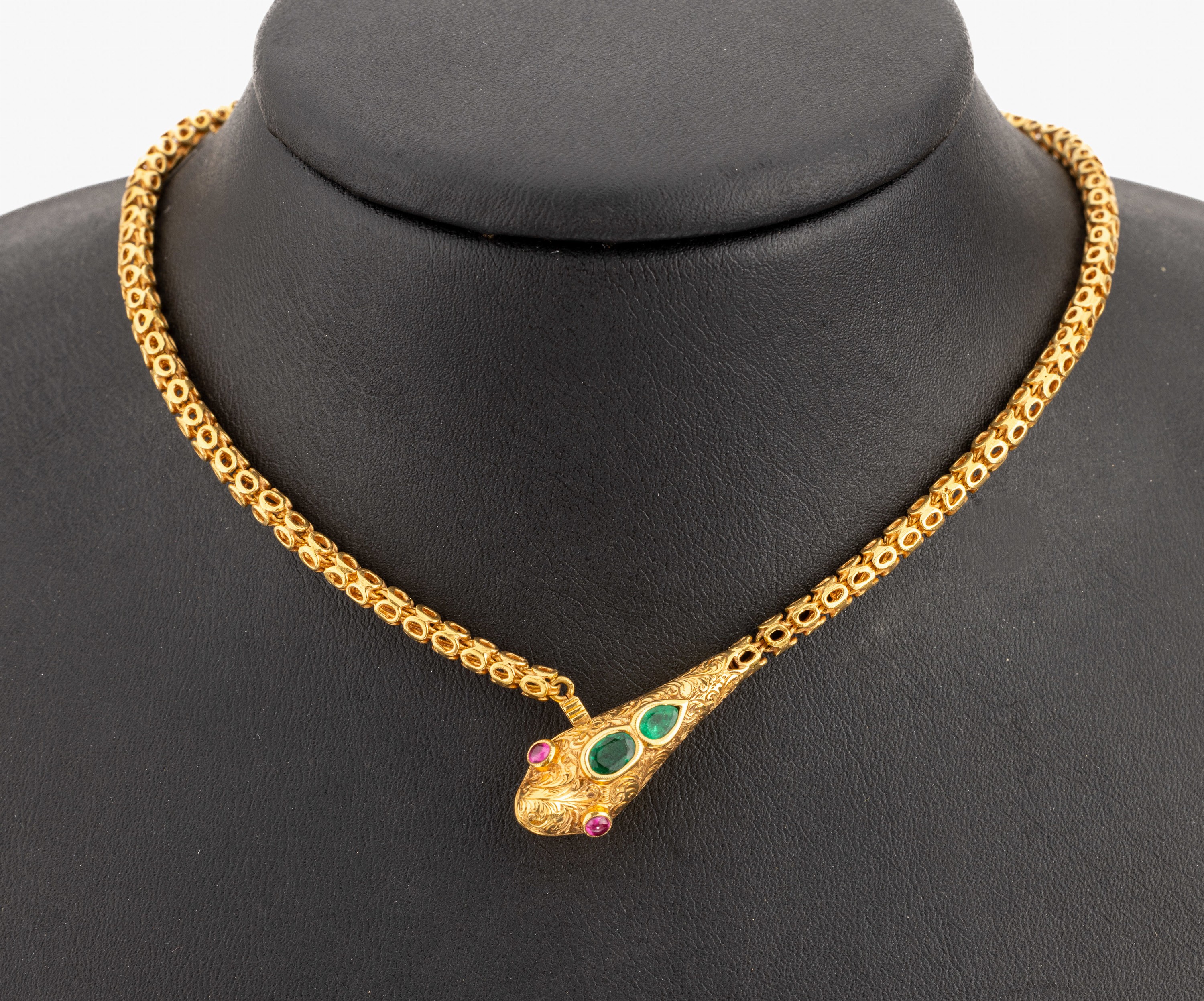 18 kt Gold Smaragd-Rubin-Schlangencollier, um 1860, GG 750/000, Mittelteil als Schlangenkopf, 2 facett. Smaragde zus. ca. 0.60 ct, Augen 2 ...