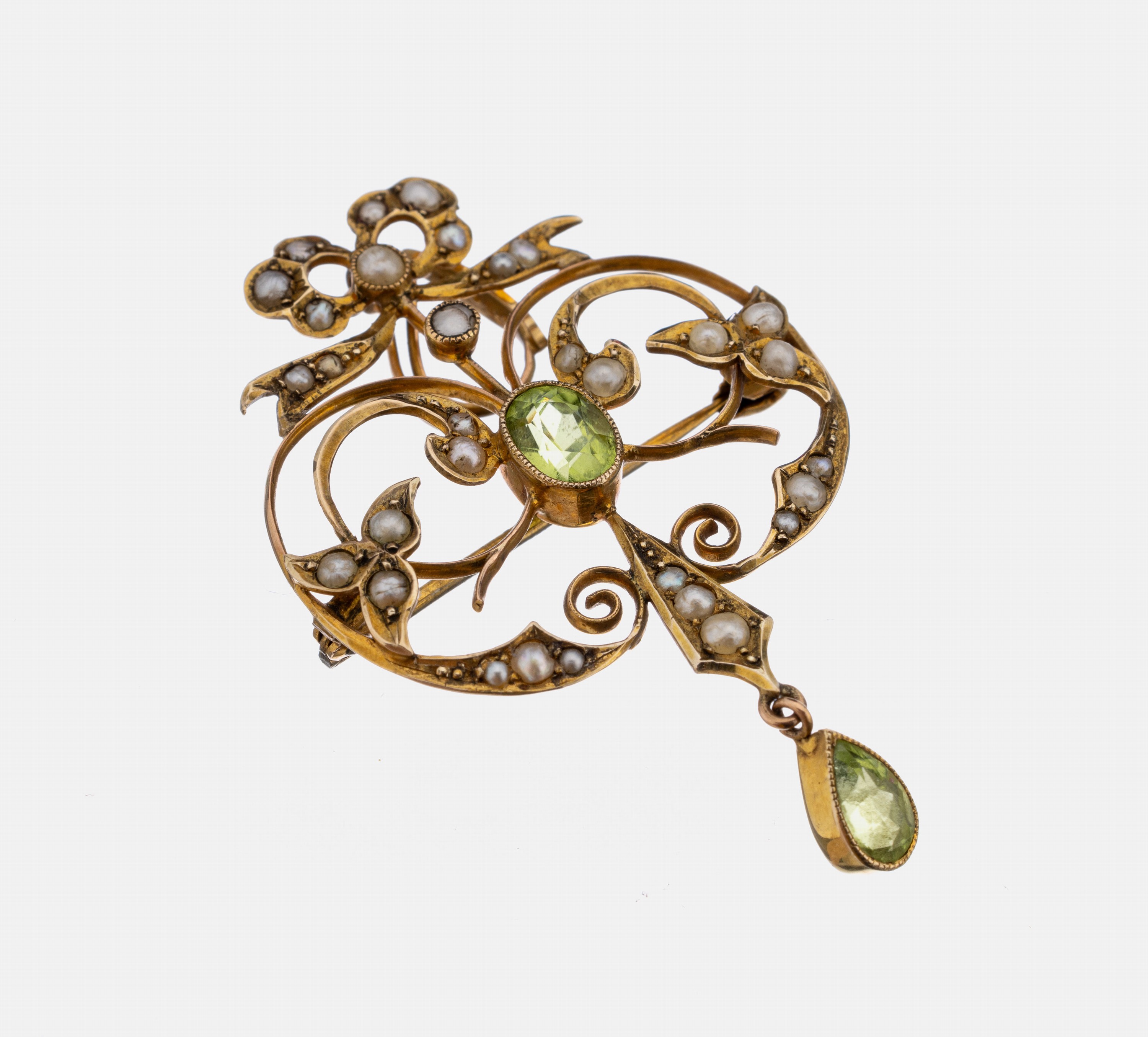9 kt Gold Peridot-Perl-Anhänger, um 1900, GG 375/000, England, feine geschwungene Ausführung, 1 ovalfacett. und 1 tropfenf. facett. Peridot zus. ...
