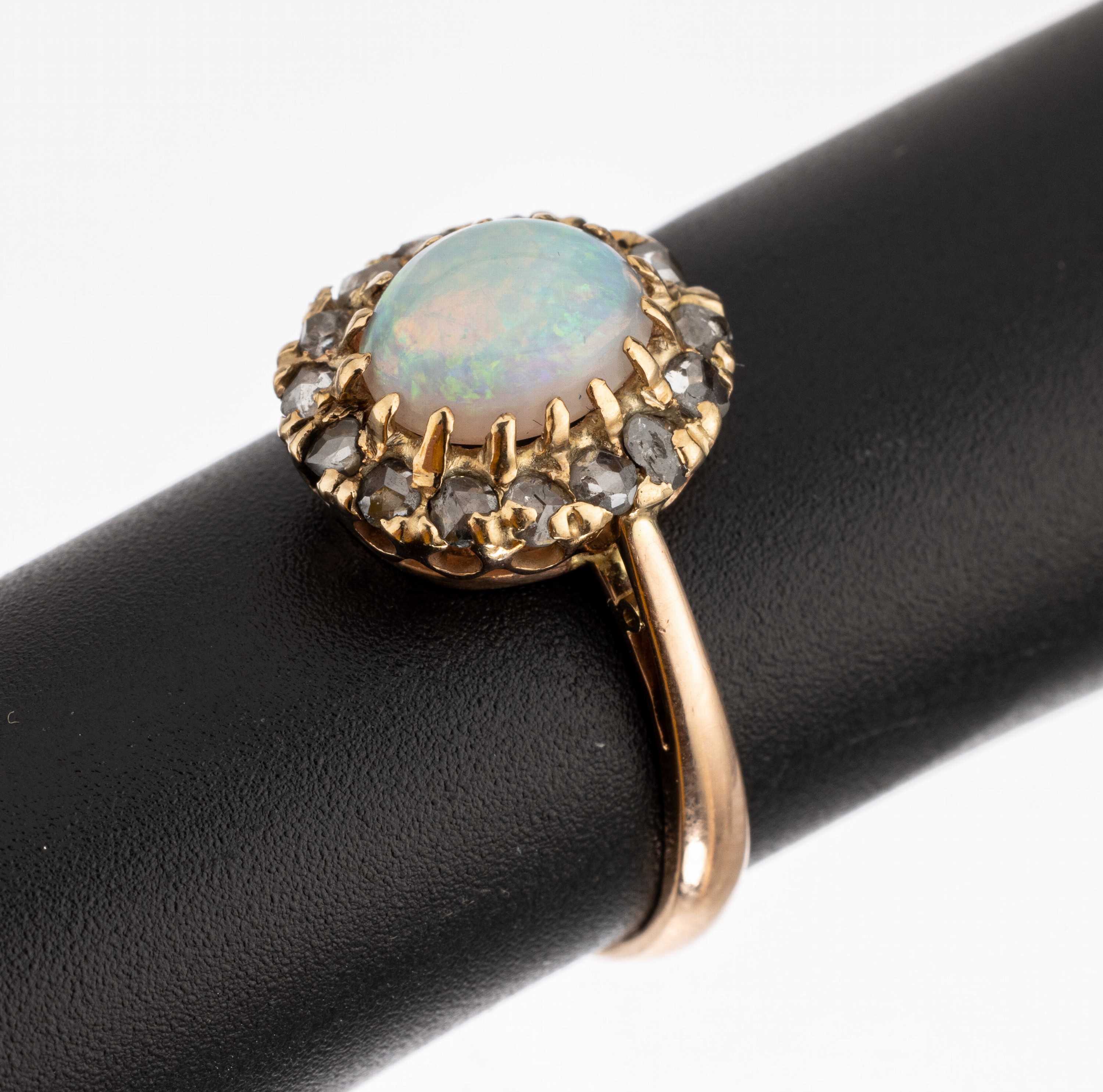 14 kt Gold Opal-Diamant-Ring, Russland 1960er Jahre, RG 583/000, mittig Opalcabochon ca. 0.80 ct Farbspiel in blau, grün und rot, umgeben von 15 ...