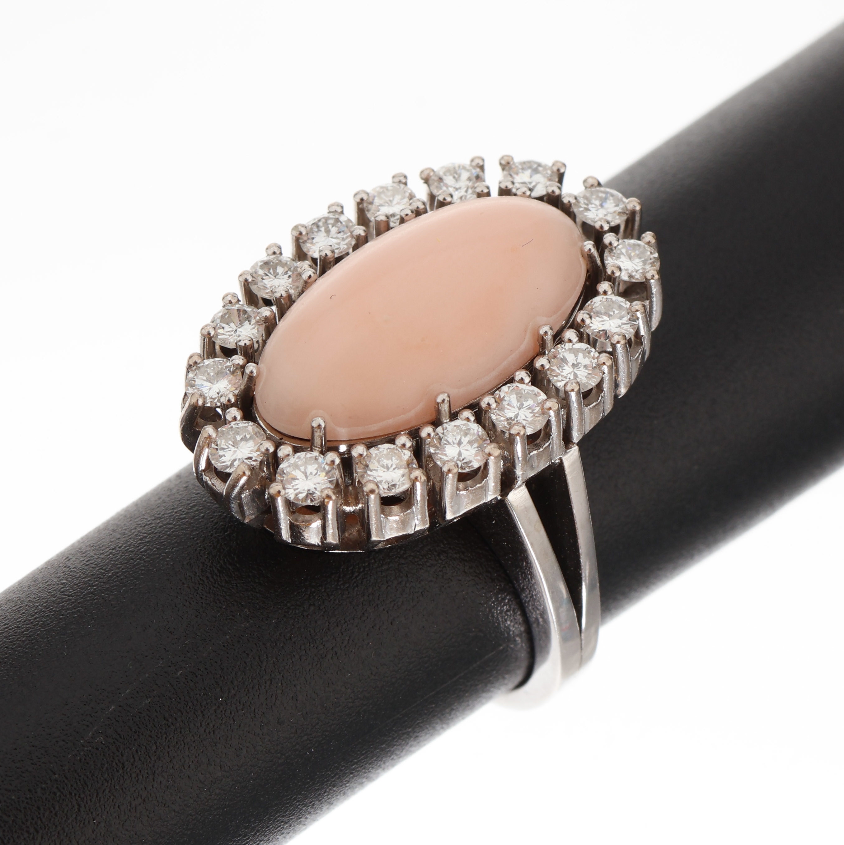 18 kt Gold Korallen-Brillant-Ring, WG 750/000, mittig ovaler Engelhautkorallen- Cabochon, umgeben von 16 Brillanten zus. ca. 1.50 ct Weiß/si, RW ...