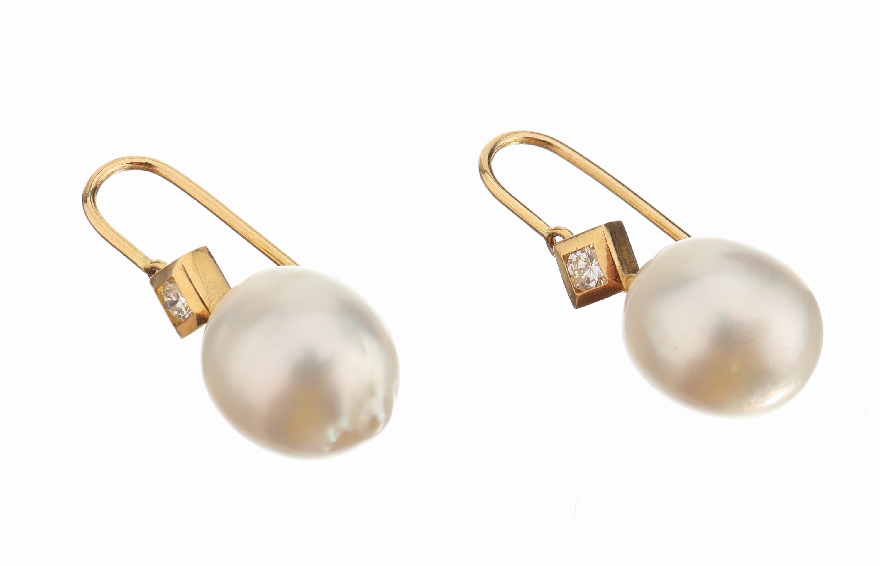 18 kt Gold Perl-Brillant-Ohrhänger, GG 750/000, bewegl. Abhängung mit 2 Südseezucht- perlen, D. ca. 12.5 mm, 2 Brillanten zus. ca. 0.50 ct feines ...