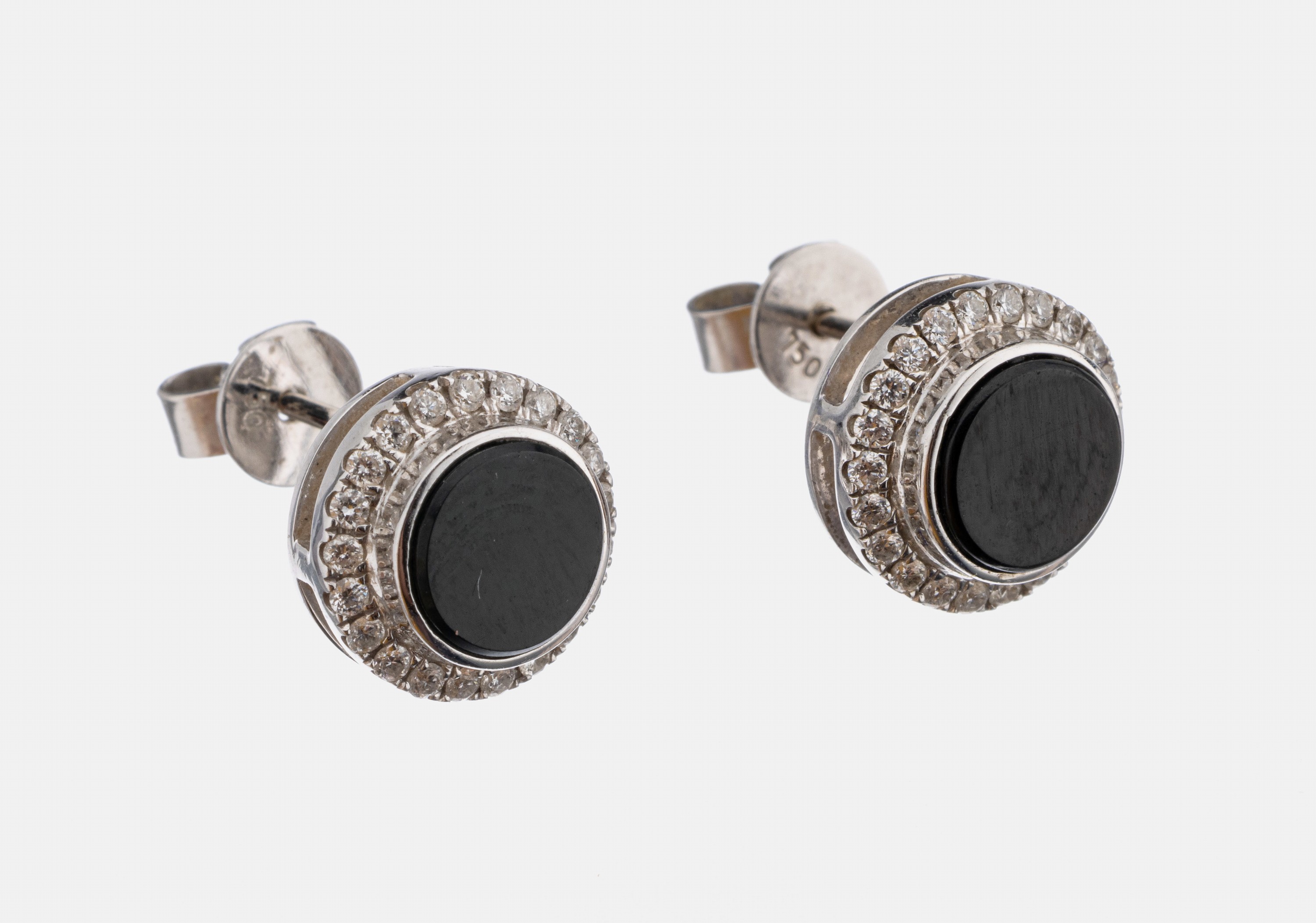Paar 18 kt Gold Onyx-Brillant-Ohrstecker, WG 750/000, mittig runder Onyx, umgeben von 44Brillanten zus. ca. 0.50 ct Weiß/si, ca. 3.2 g