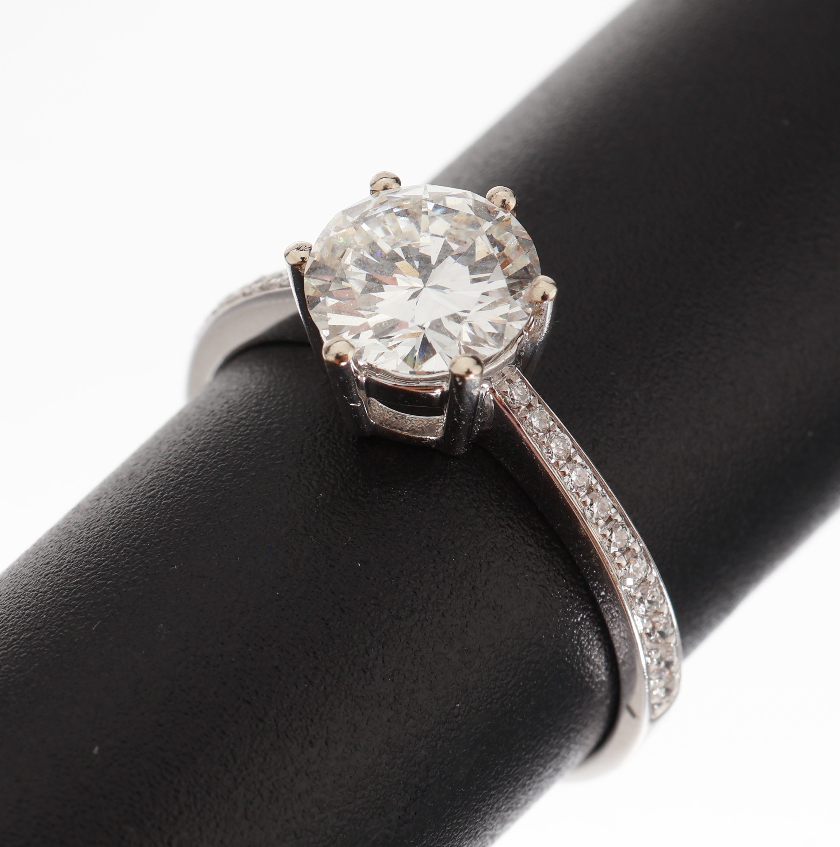 18 kt Gold Brillant-Ring, WG 750/000, mittig Brillant ca. 1.18 ct feines Weiß(G)/vvs1, Ringschultern mit 22 Brillanten zus. ca. 0.13 ct Weiß/si, ...