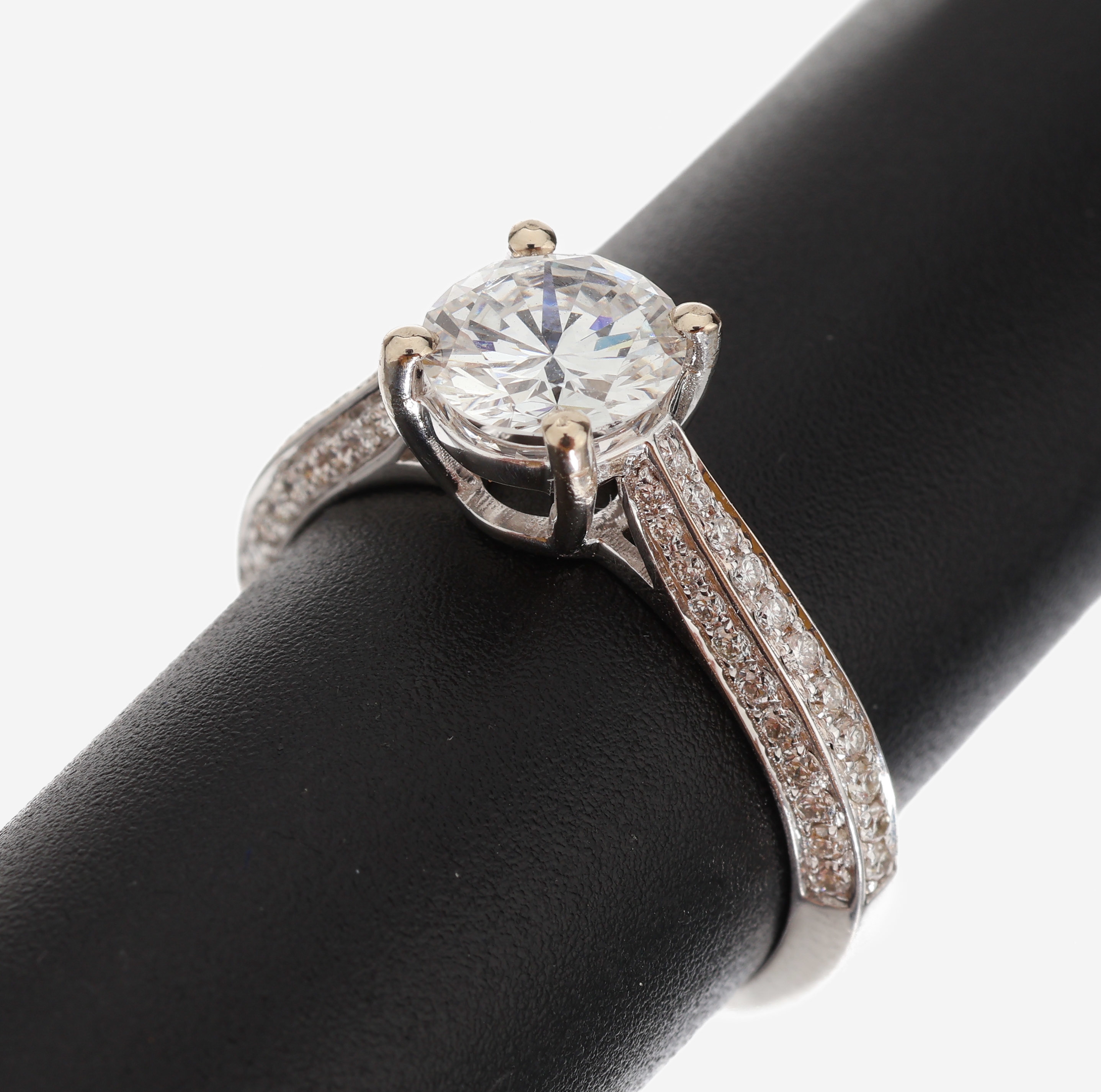 18 kt Gold Brillant-Ring, WG 750/000, mittig Brillant ca. 1.06 ct hochfeines Weiß(E)/vvs1, weitere 64 Brillanten zus. ca. 0.41 ct Weiß/si, RW 54, ...