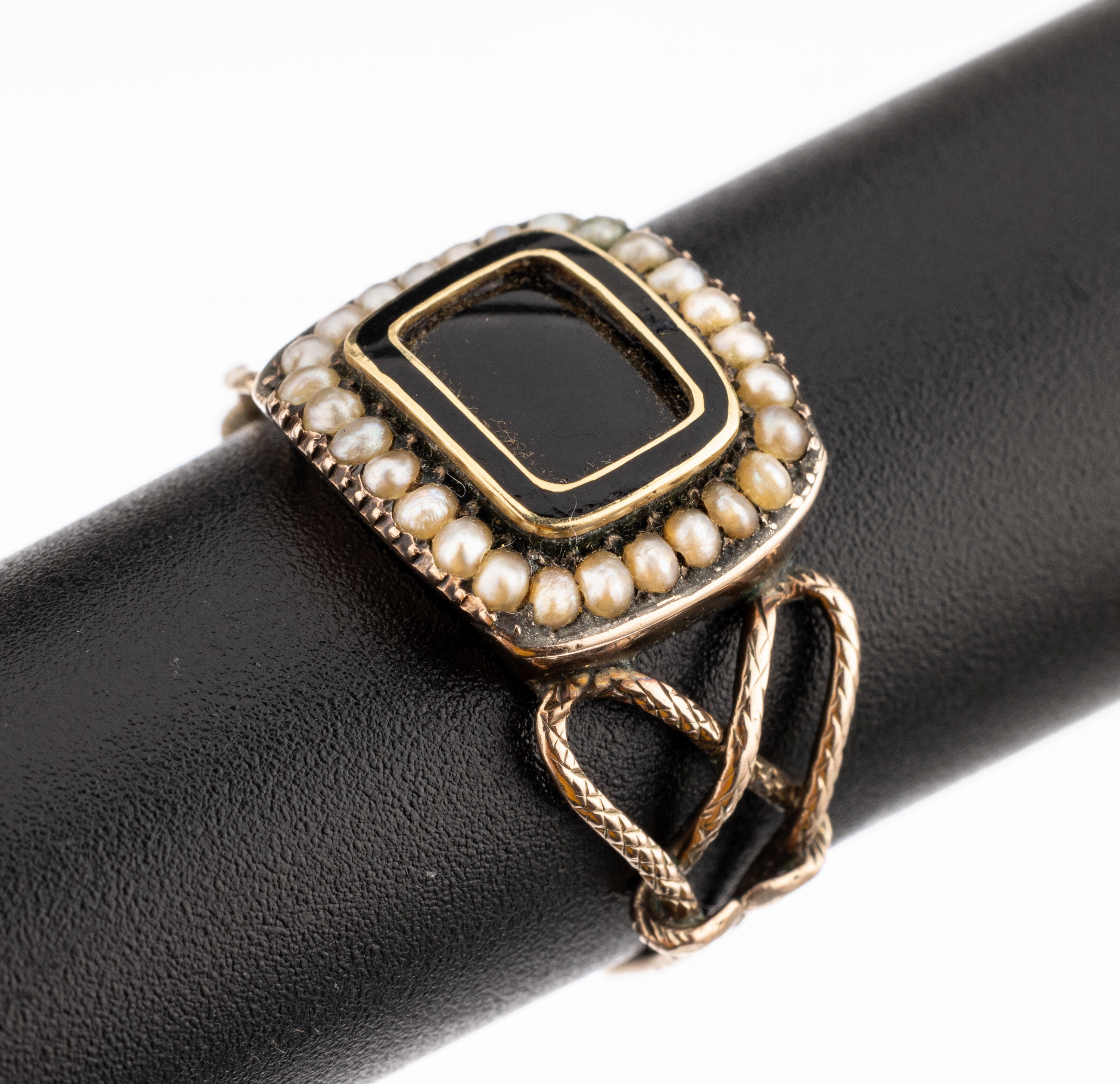 9 kt Gold Perl-Ring, England 1865, RG 375/000, sehr feine Verarbeitung, Ringkopf part. schwarz emailliert, kl. Orientperlen, RW55, ca. 3.4 g, ...