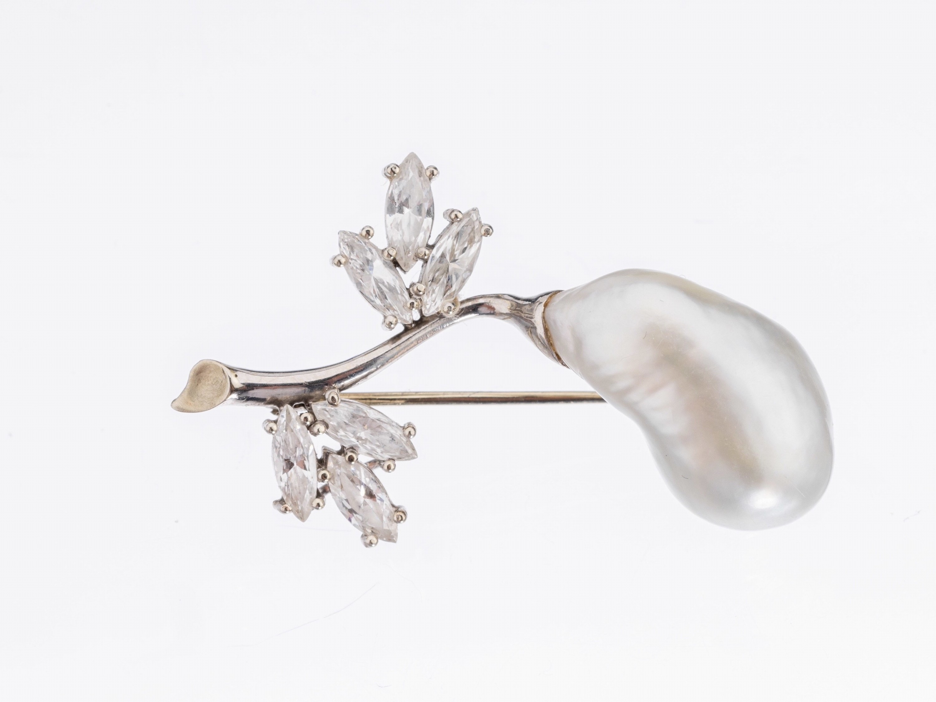 18 kt Gold Südseezuchtperl-Diamant-Brosche, WG 750/000, barocke l. silberf. Perle, Ast mit 6 Diamantnavettes zus. ca. 1.90 ct Weiß/vs-si, in Form ...