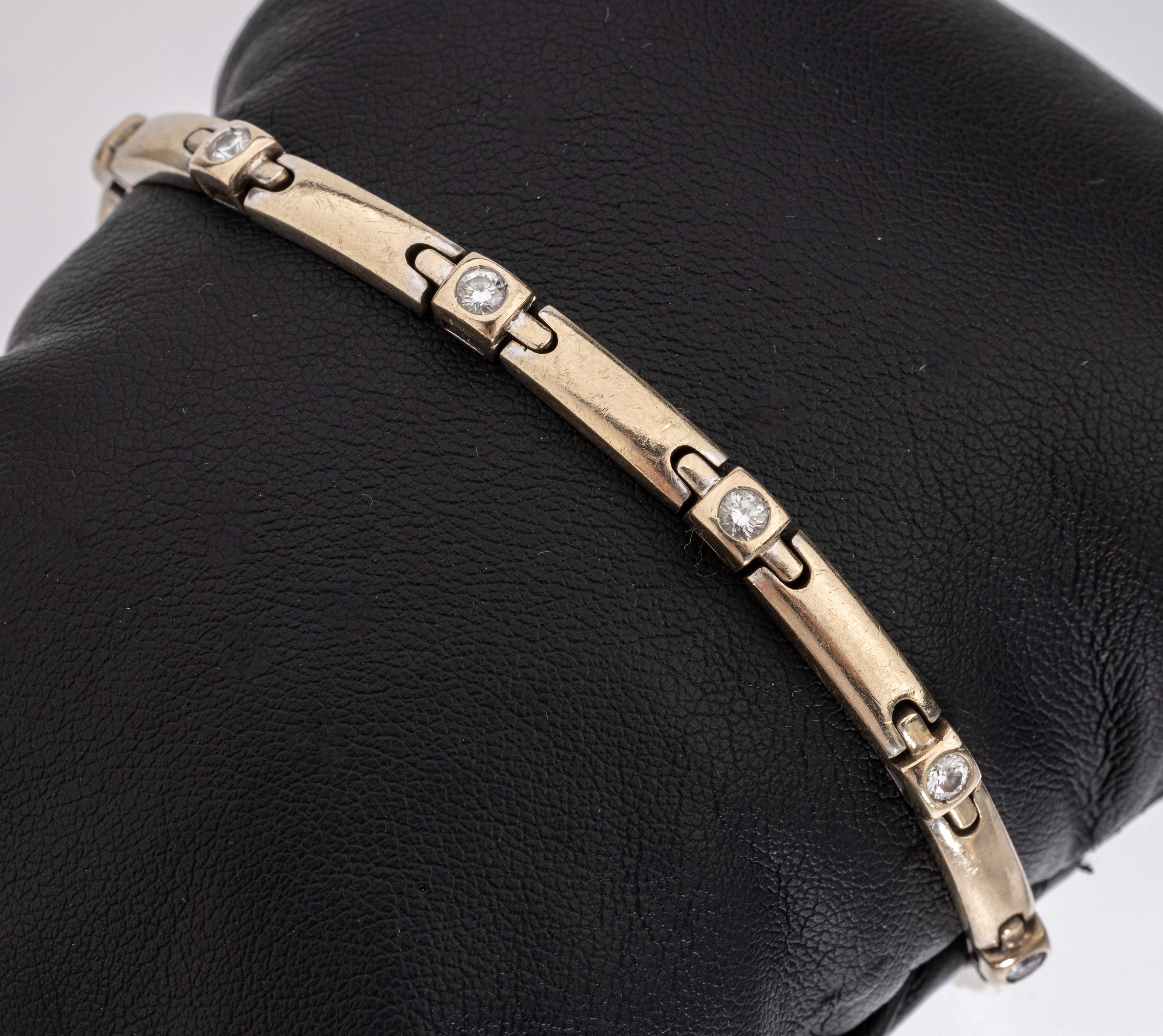 18 kt Gold Brillant-Armband, GG 750/000, 10 Brillanten zus. ca. 1.0 ct Weiß/si, L. ca. 19 cm, Kastenschloss mit Sicherheitsacht, ca. 22.3 g