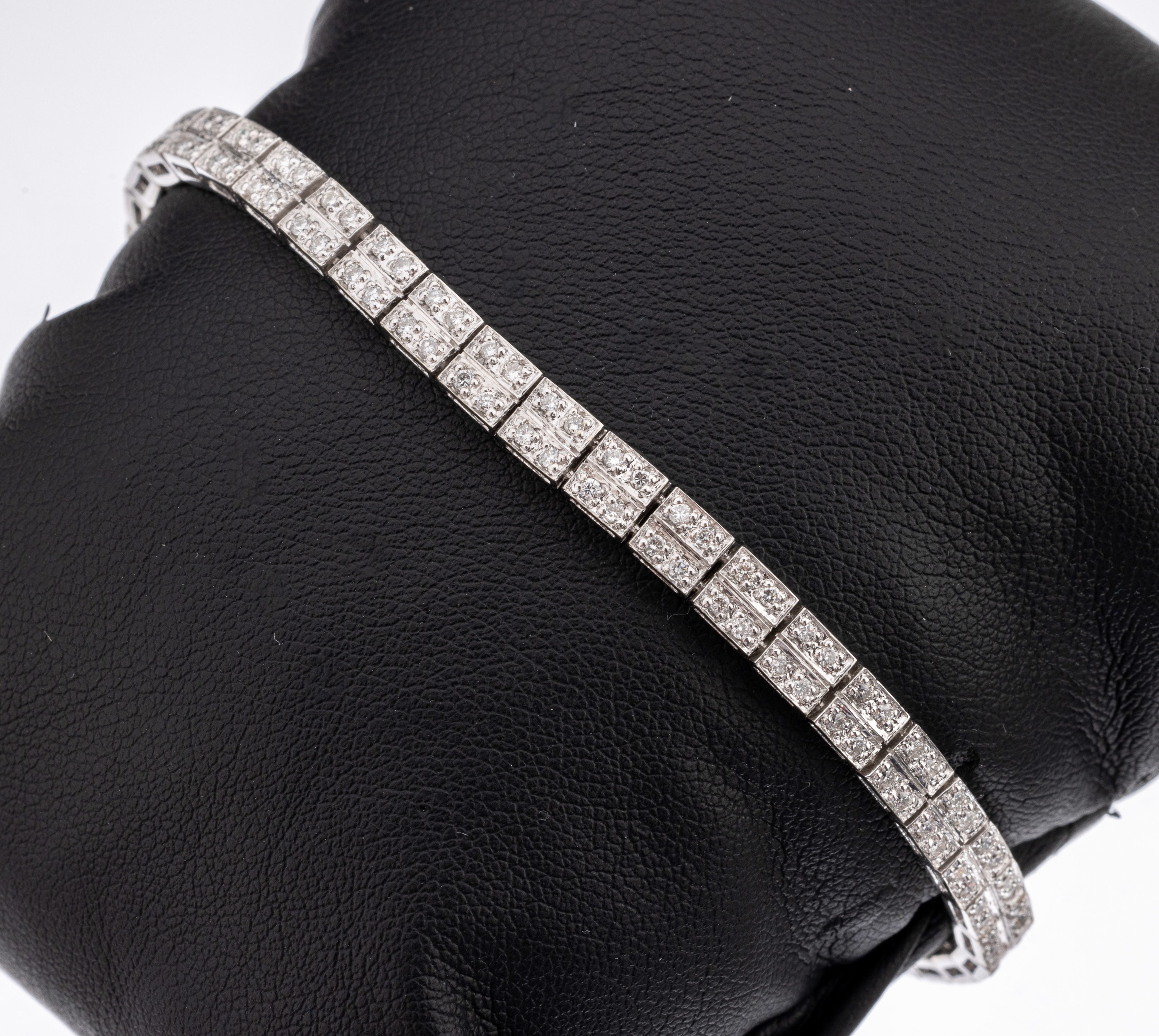 14 kt Gold Brillant-Armband, WG 585/000, bes. mit 160 Brillanten zus. ca. 1.16 ct feines Weiss-Weiss/si, L. ca. 19 cm, Kasten- schloss mit 2 ...