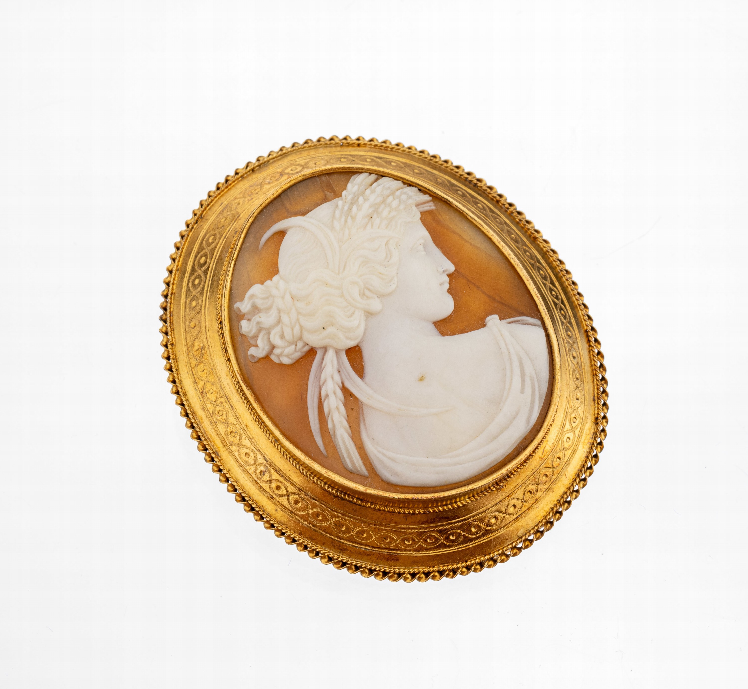 14 kt Gold Kamee Brosche, GG 585/000, Kameemit Darstellung der Selene, in mehreren Ebenenaufgebaut, z.T. grav., Kordelrandverz., D. ca.5.5 x 5 cm, ...