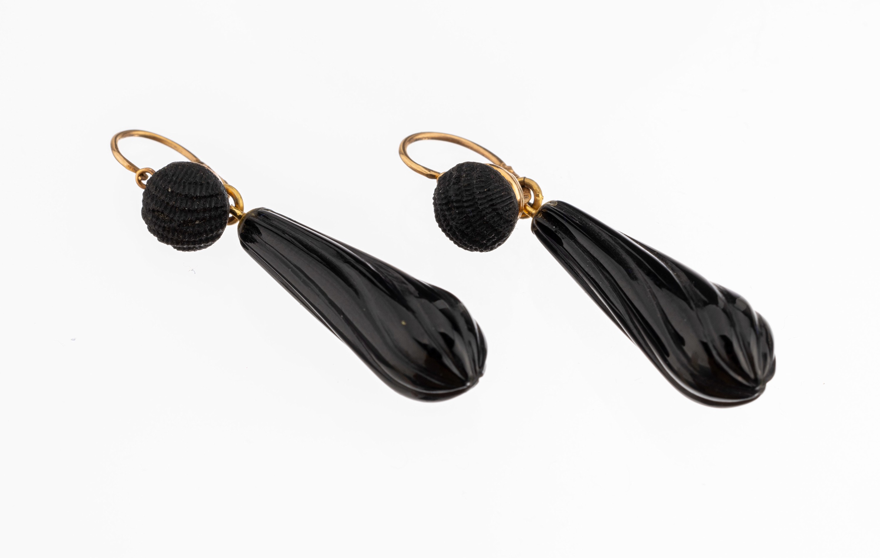 Paar 18 kt Gold Onyx-Ohrhänger, Frankreich um 1920, GG 750/000, bewegl. abgehängte Onyx- Pampeln gerieft, L. ca. 4.2 cm, sammelwürdig