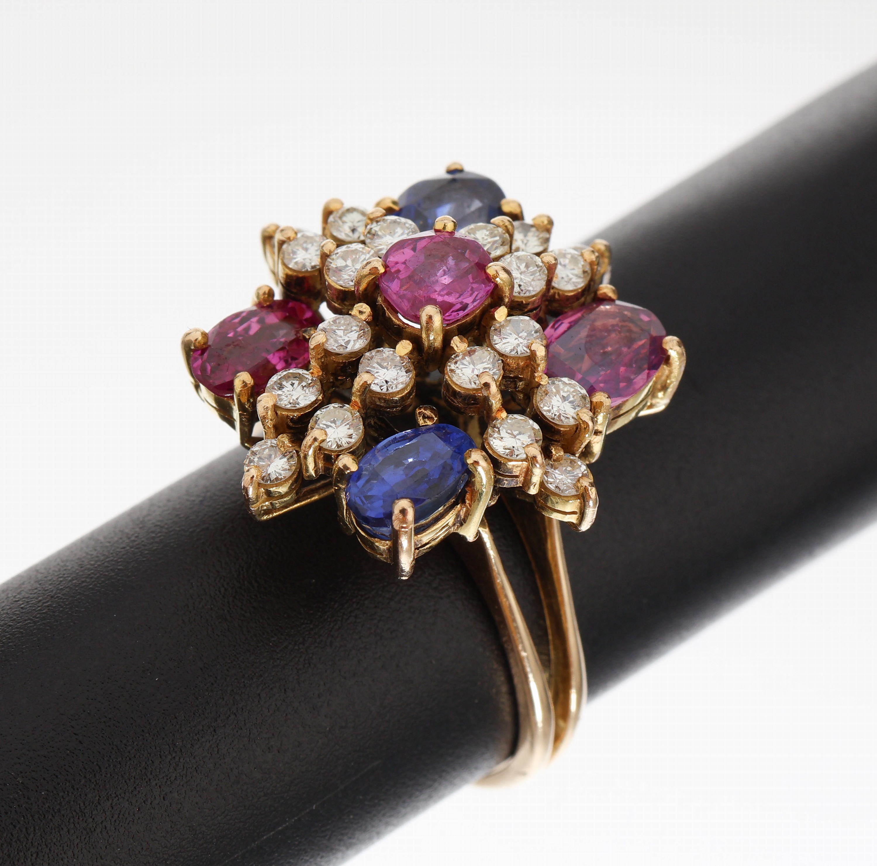 18 kt Gold Rubin-Saphir-Brillant-Ring, GG 750/000, Ringkopf in mehreren Ebenen, 3 ovalfacett. Rubine und 2 ovalfacett. Saphire zus. ca. 3.0 ct, 20 ...
