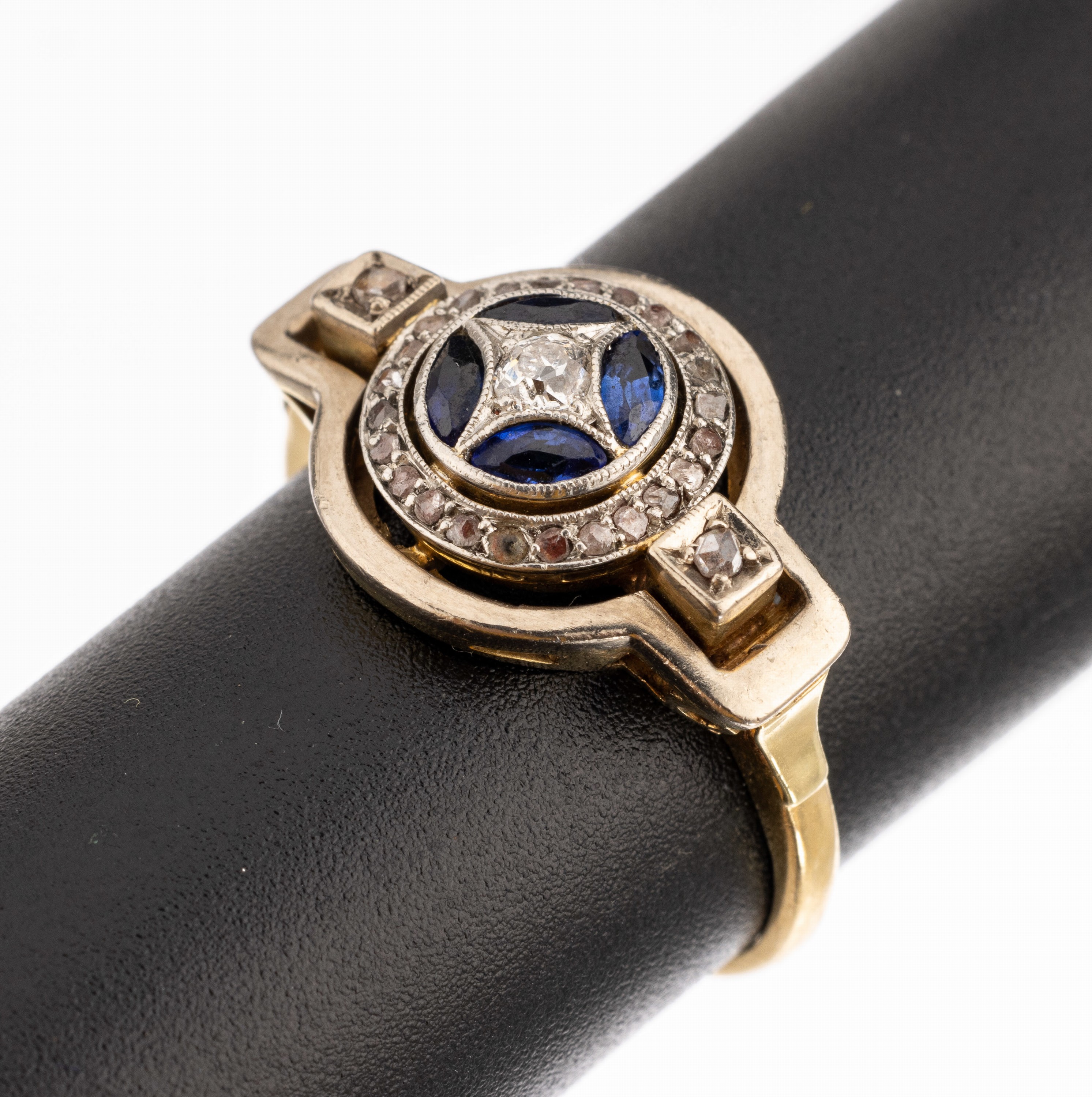 18 kt Gold Art Deco Diamant-Saphir-Ring, um 1920, GG 750/000, Ringkopf Platin, 1 Altschliffdiamant und 26 Diamantrosen zus. ca.0.20 ct ...