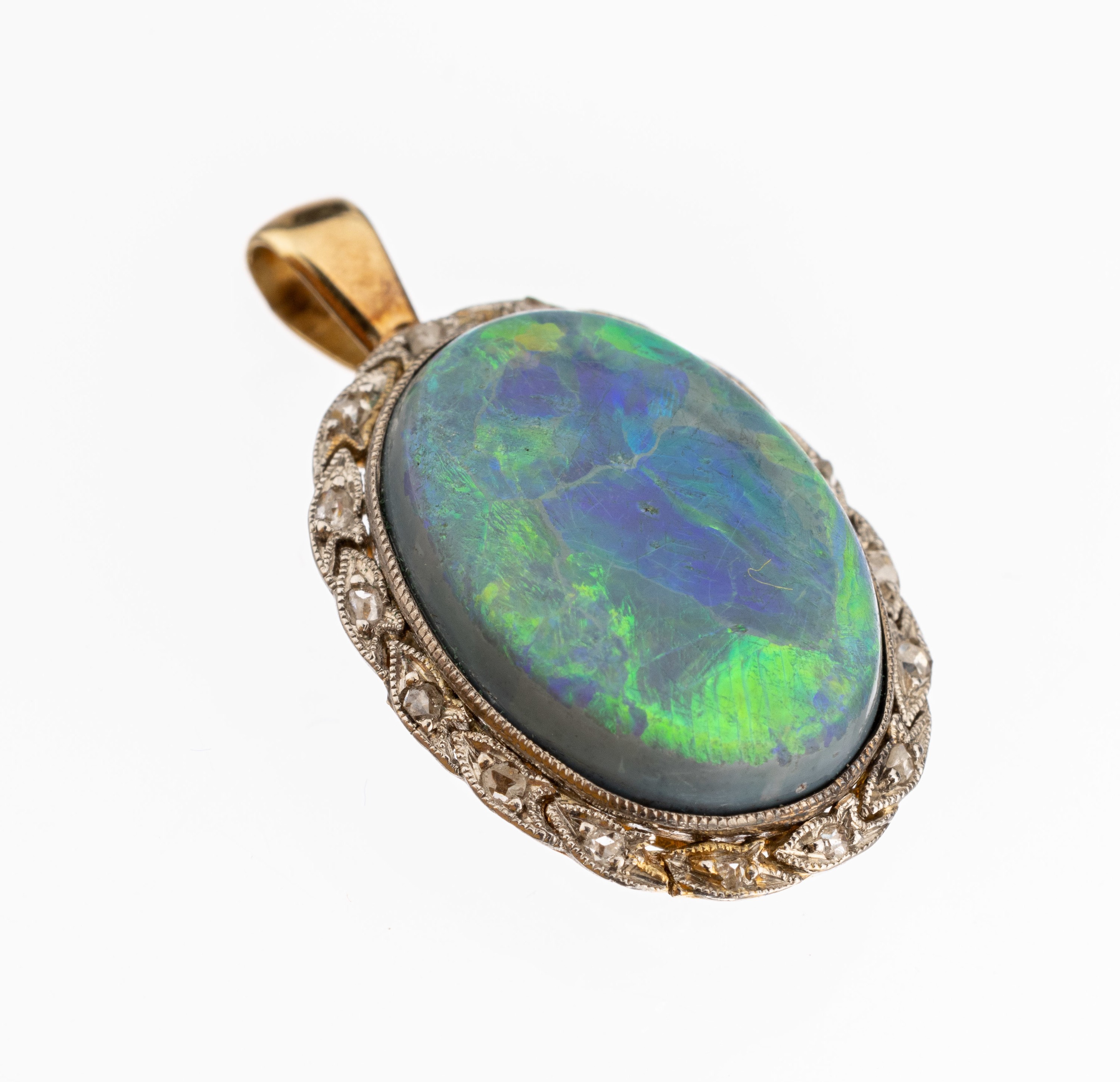 18 kt Gold Opal-Diamant-Anhänger, um 1920, GG 750/000, mittig ovaler Schwarzopal ca. 3.0 ct, umgeben von kl. Diamantrosen, ca. 3.4 g