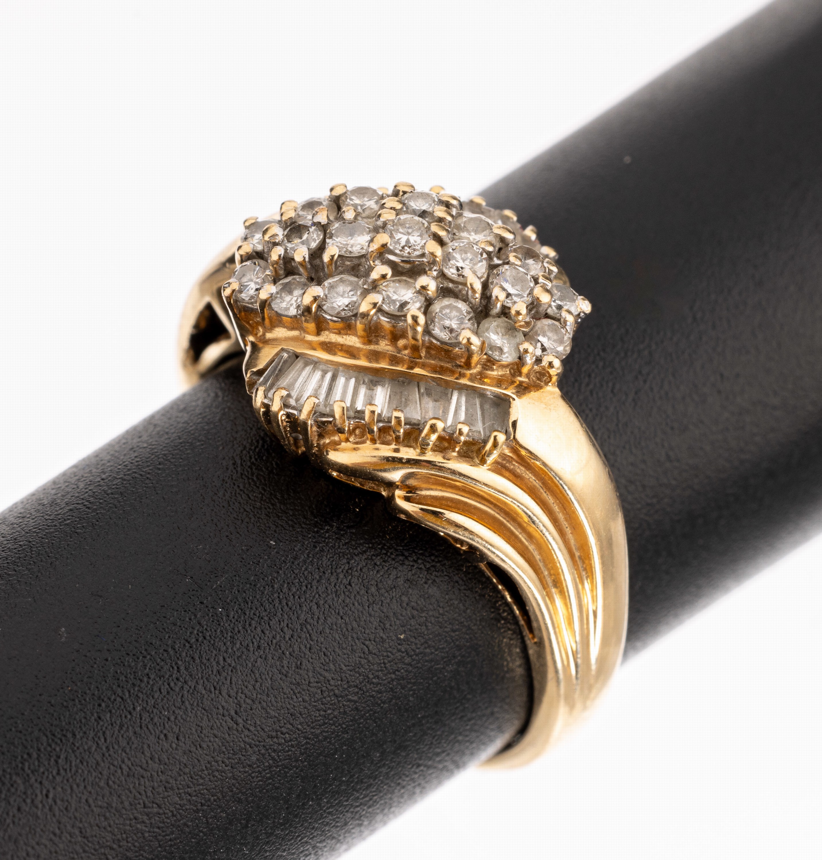 14 kt Gold Diamant-Ring, GG 585/000, Ringkopf in mehreren Ebenen, 19 Brillanten und18 Diamanttrapeze zus. ca. 1.20 ct Weiß-l.get.Weiß/p, RW 60, ...