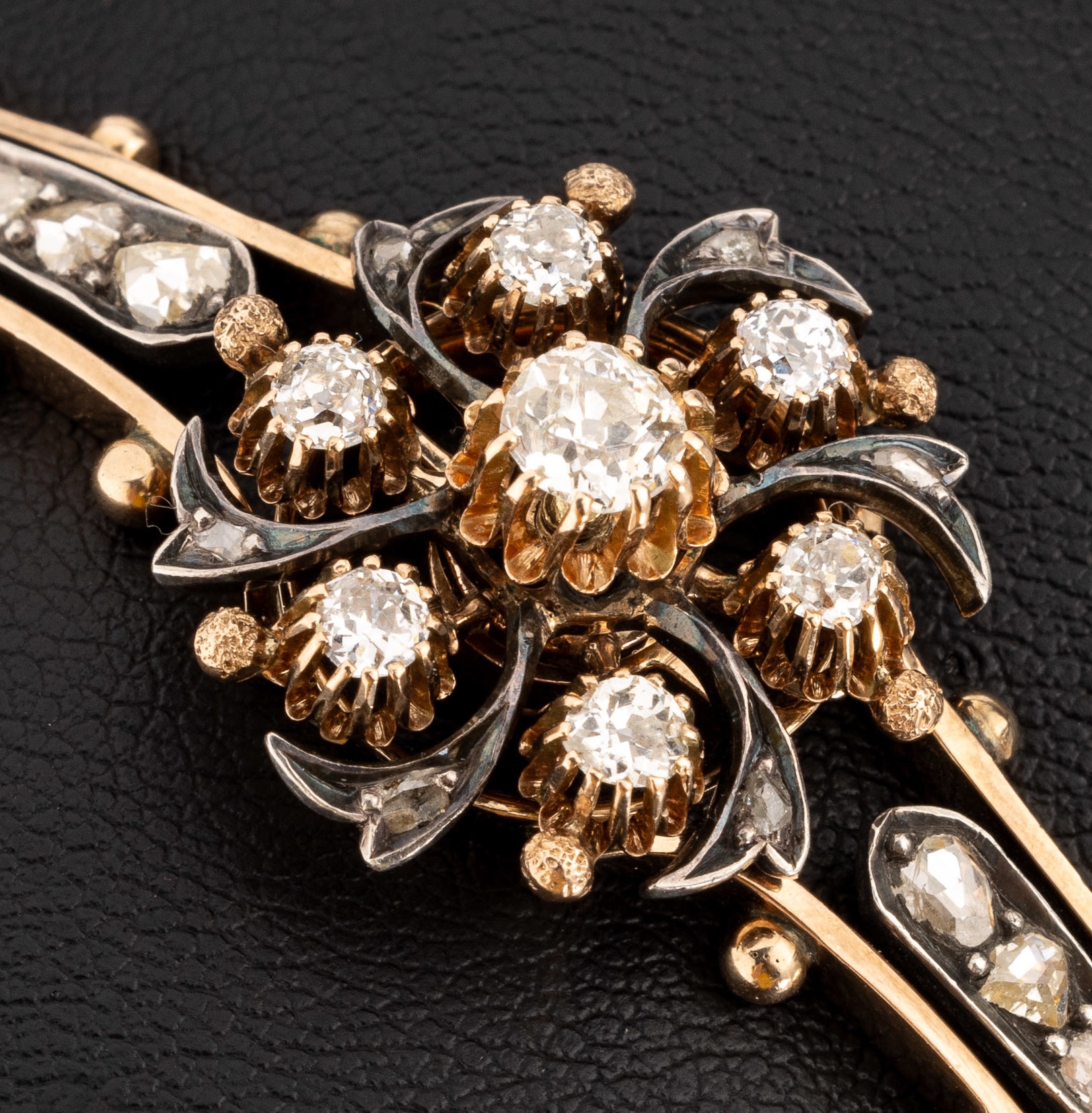 Detail a: 14 kt Gold Diamant-Armreif, um 1860, RG 585/000, sehr feine Verarbeitung, Kopf part. Silber, geschwungen, seitl. mit aufgelegten Kügelchen, 7 ...