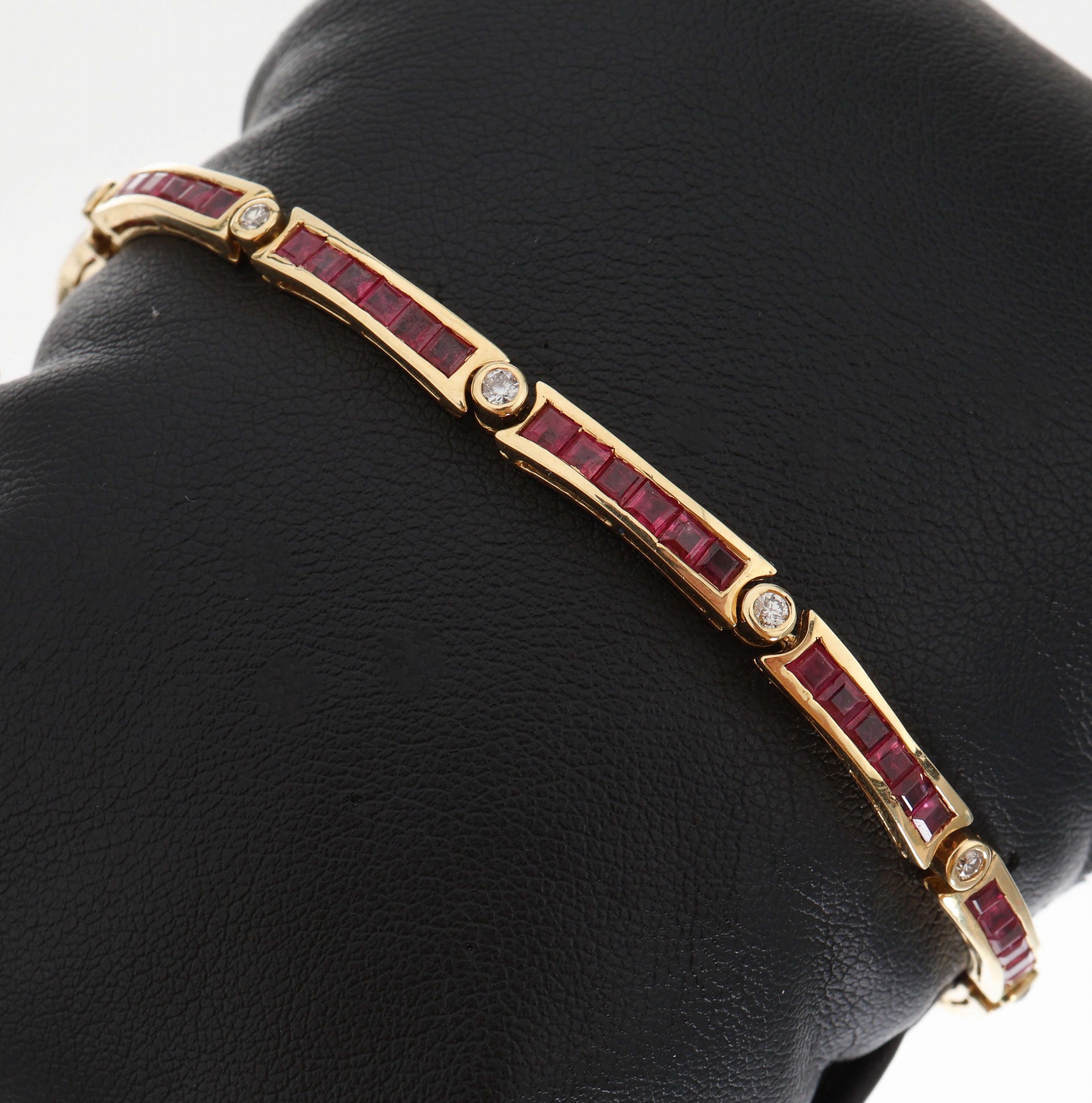 18 kt Gold Rubin-Brillant-Armband, GG 750/000, 67 Rubin-Carrees zus. ca. 8.50 ct, 10Brillanten zus. ca. 0.50 ct Weiss/si-p, L. ca. 18 cm, ...