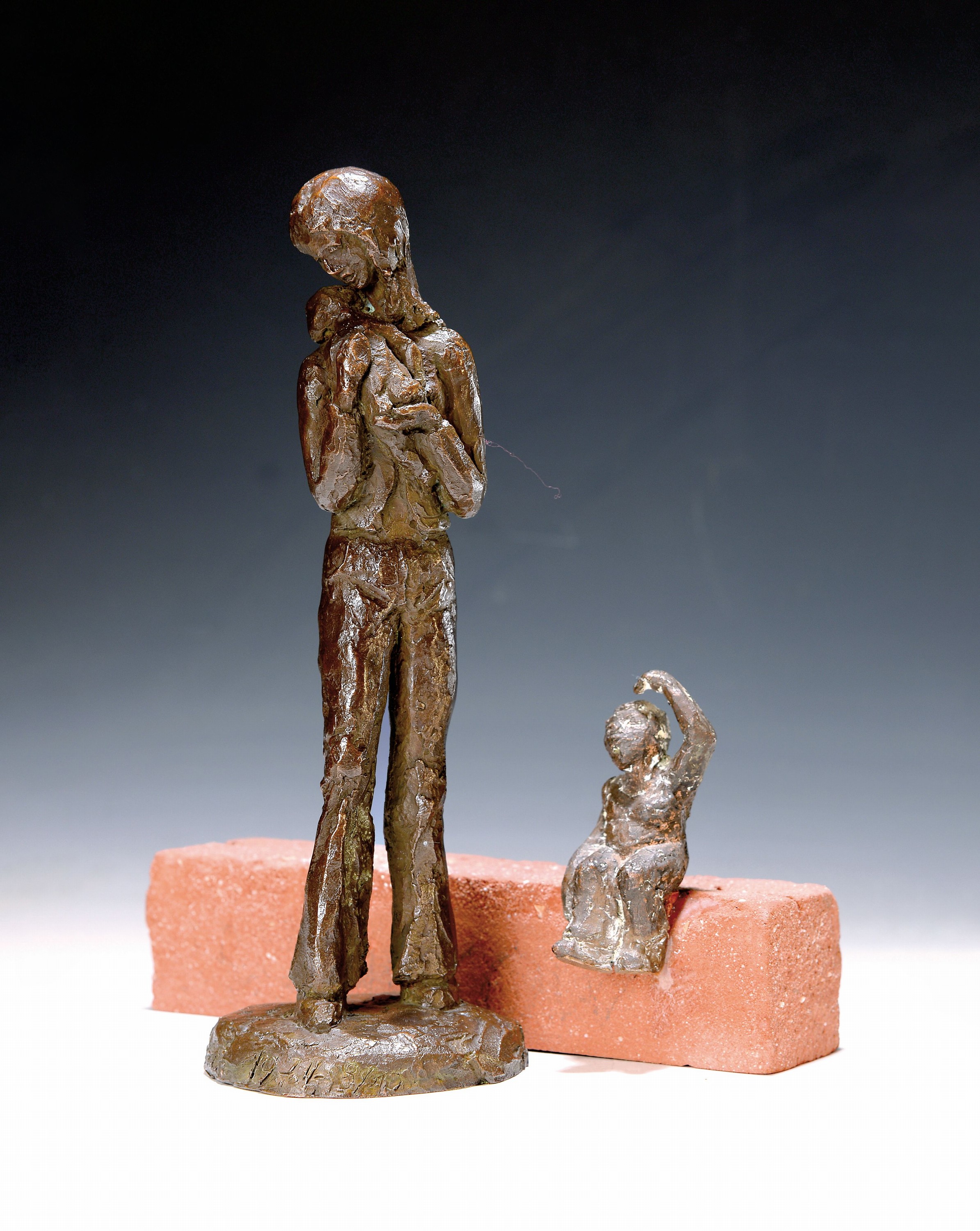Waltraud Suckow, 1924 Erfurt-2009 Mannheim, 2 Bronzeplastiken: "Mauerblümchen", 1978, Bronze auf Verblendriegel, 12x22x8 cm; stehende ...