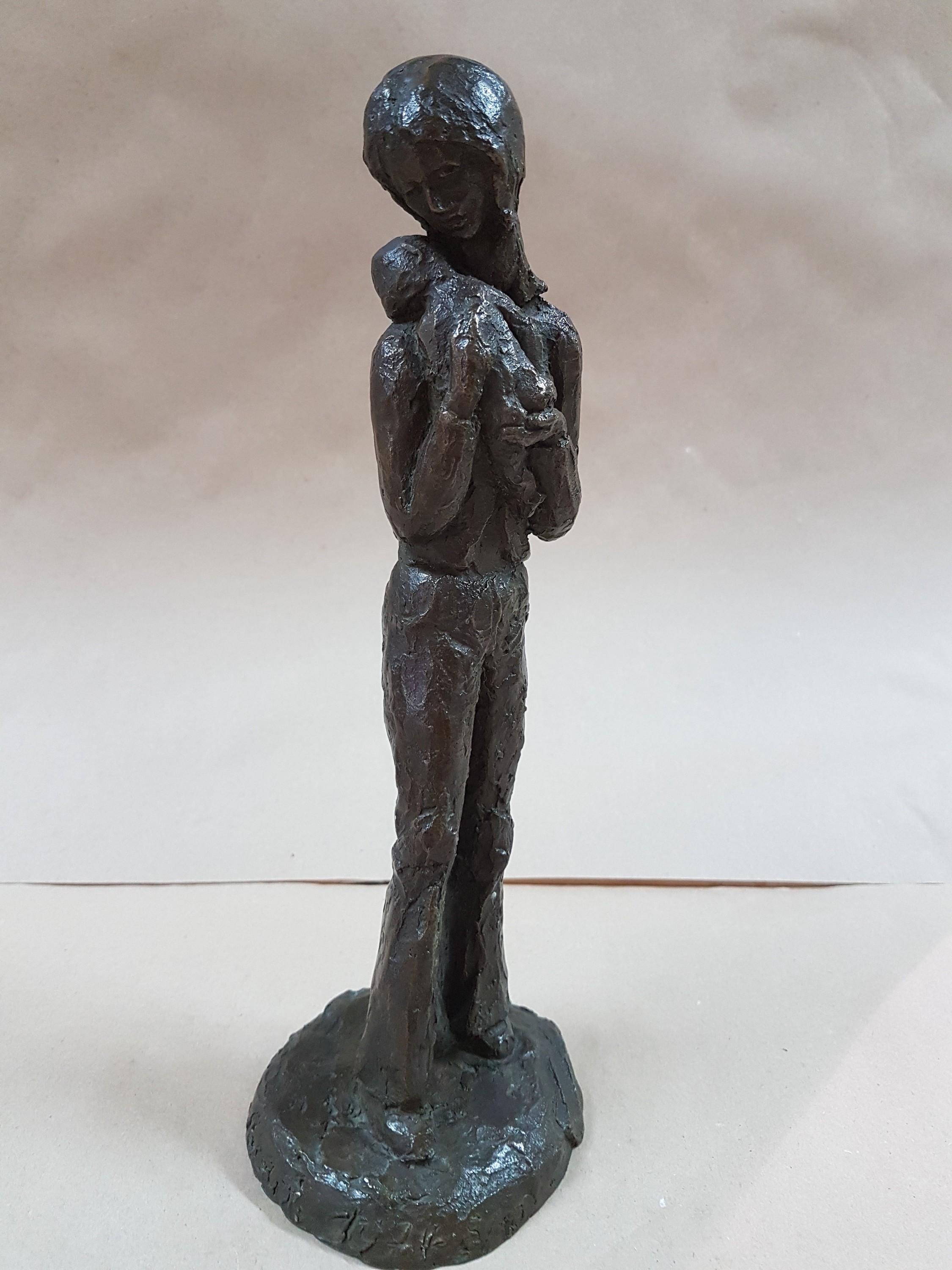 Detail a: Waltraud Suckow, 1924 Erfurt-2009 Mannheim, 2 Bronzeplastiken: "Mauerblümchen", 1978, Bronze auf Verblendriegel, 12x22x8 cm; stehende ...