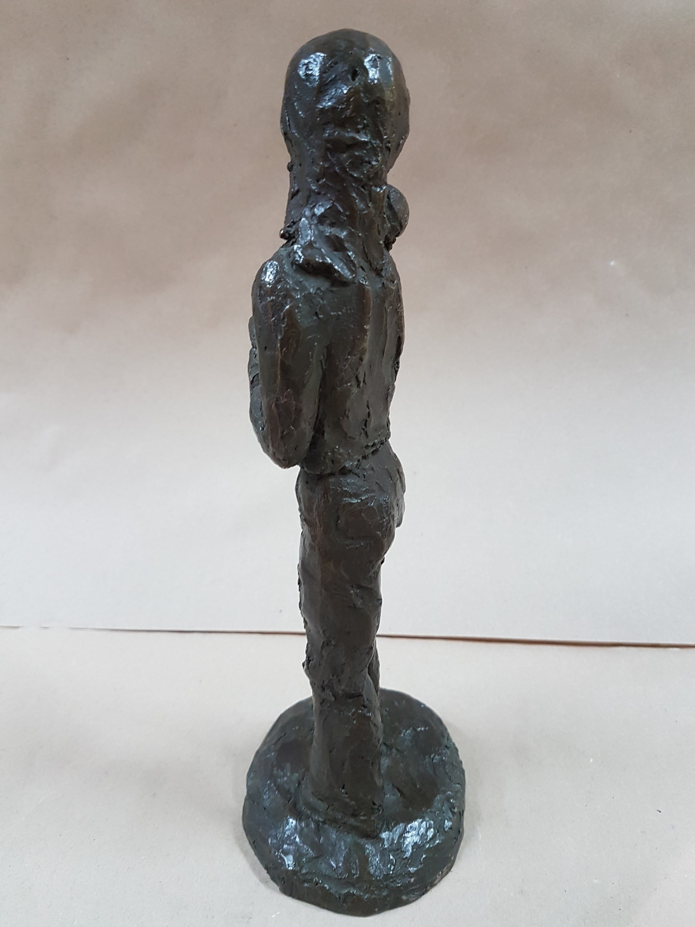 Detail c: Waltraud Suckow, 1924 Erfurt-2009 Mannheim, 2 Bronzeplastiken: "Mauerblümchen", 1978, Bronze auf Verblendriegel, 12x22x8 cm; stehende ...