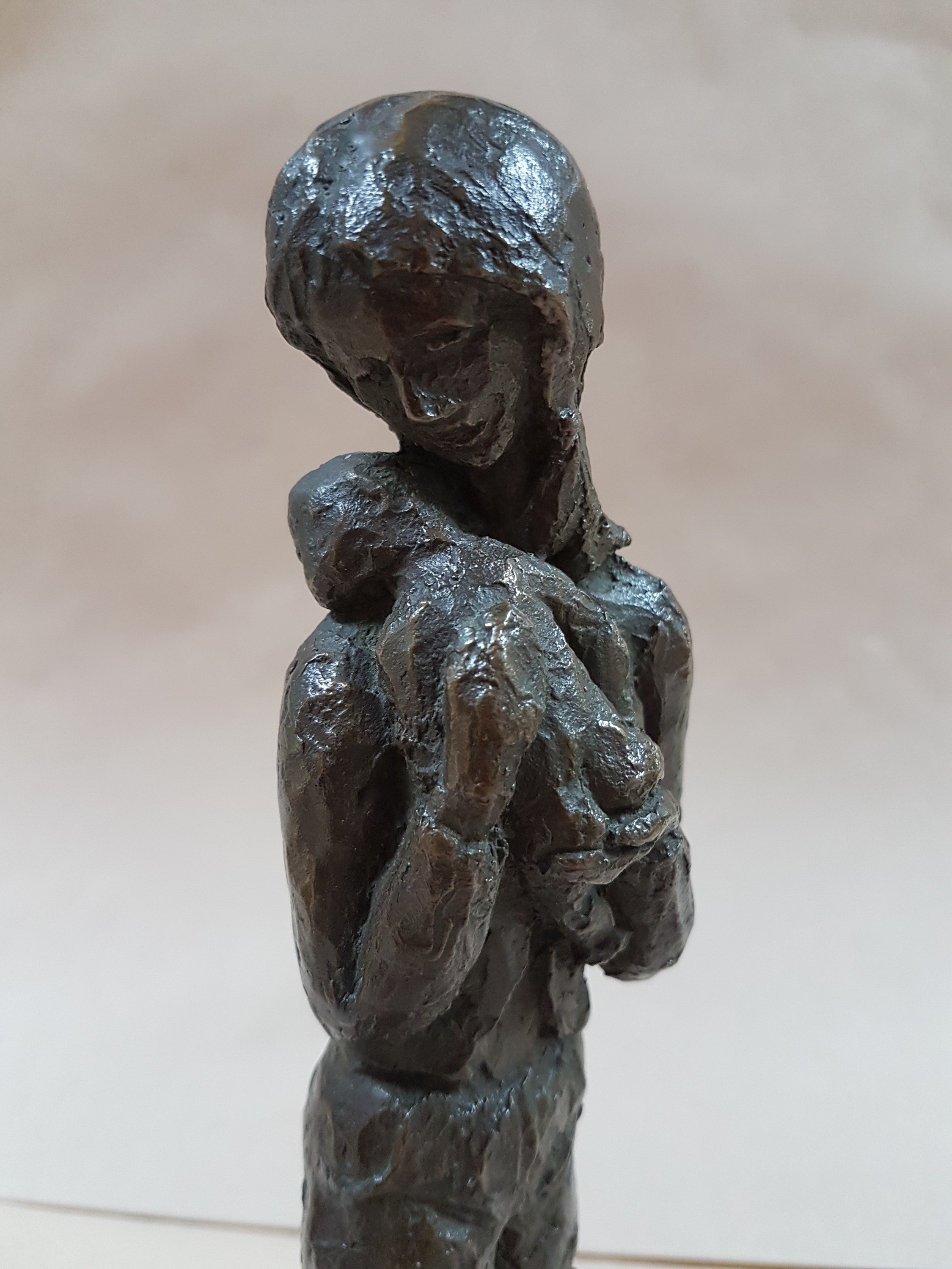 Detail e: Waltraud Suckow, 1924 Erfurt-2009 Mannheim, 2 Bronzeplastiken: "Mauerblümchen", 1978, Bronze auf Verblendriegel, 12x22x8 cm; stehende ...