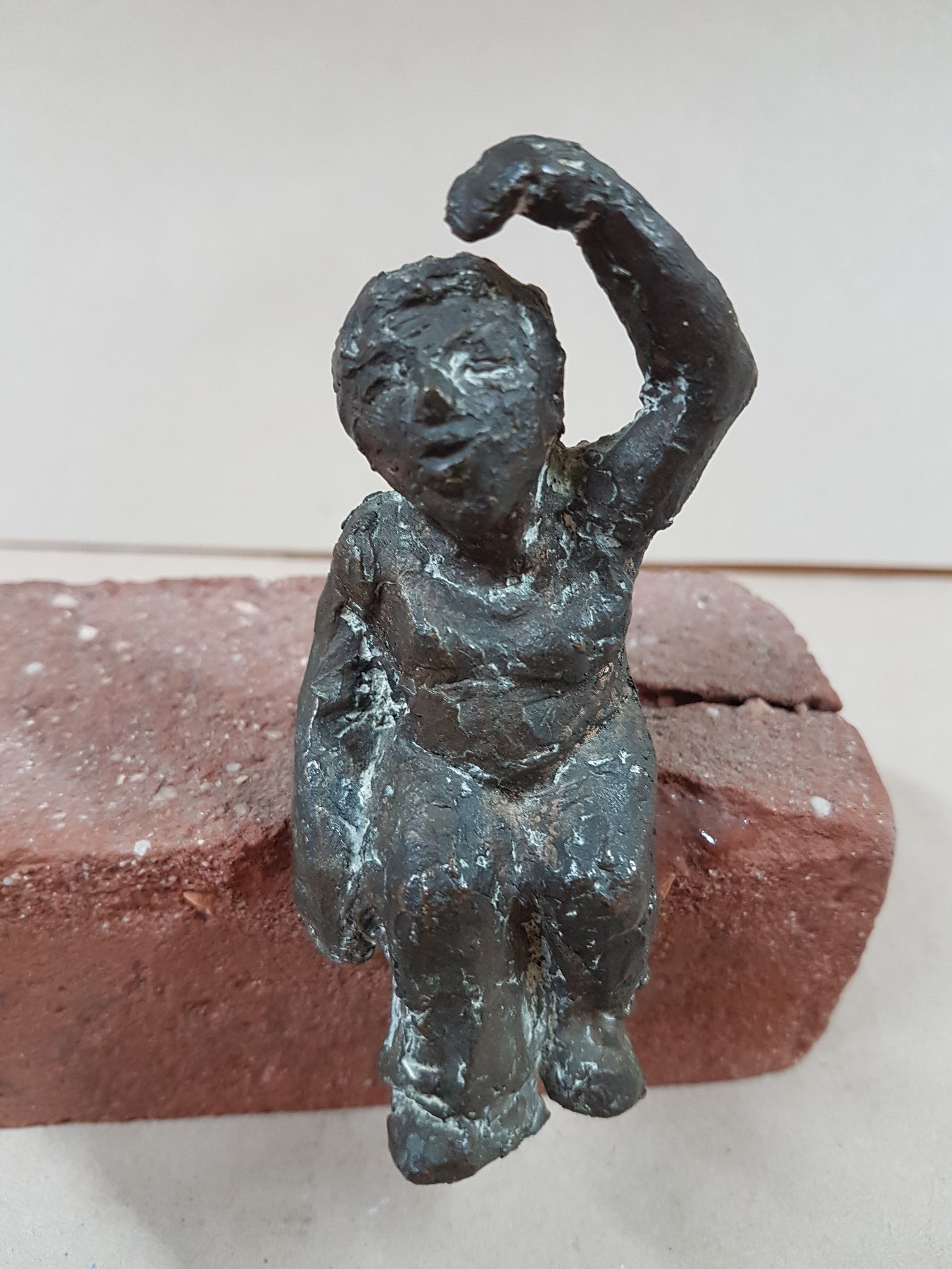 Detail i: Waltraud Suckow, 1924 Erfurt-2009 Mannheim, 2 Bronzeplastiken: "Mauerblümchen", 1978, Bronze auf Verblendriegel, 12x22x8 cm; stehende ...
