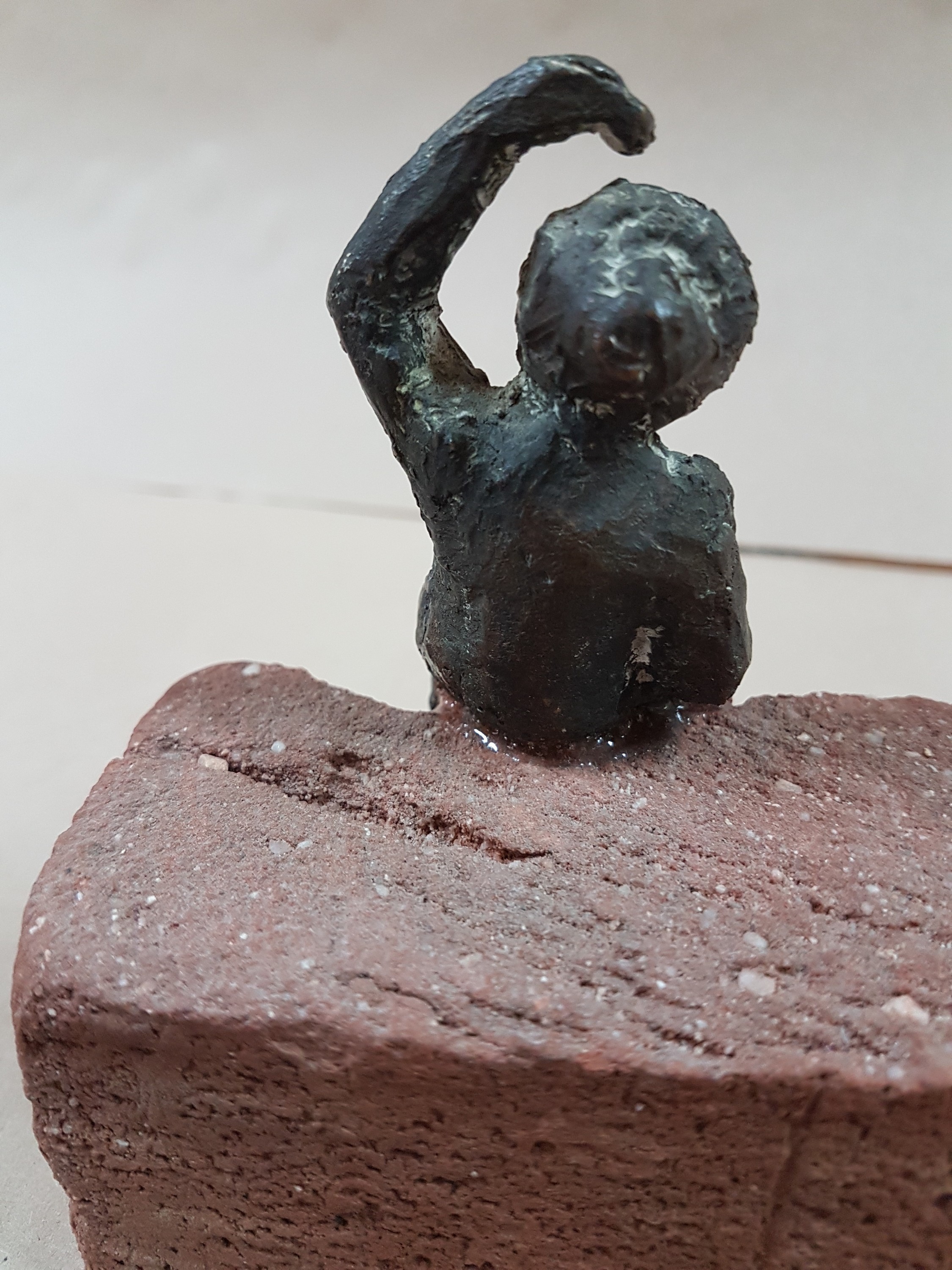 Detail j: Waltraud Suckow, 1924 Erfurt-2009 Mannheim, 2 Bronzeplastiken: "Mauerblümchen", 1978, Bronze auf Verblendriegel, 12x22x8 cm; stehende ...