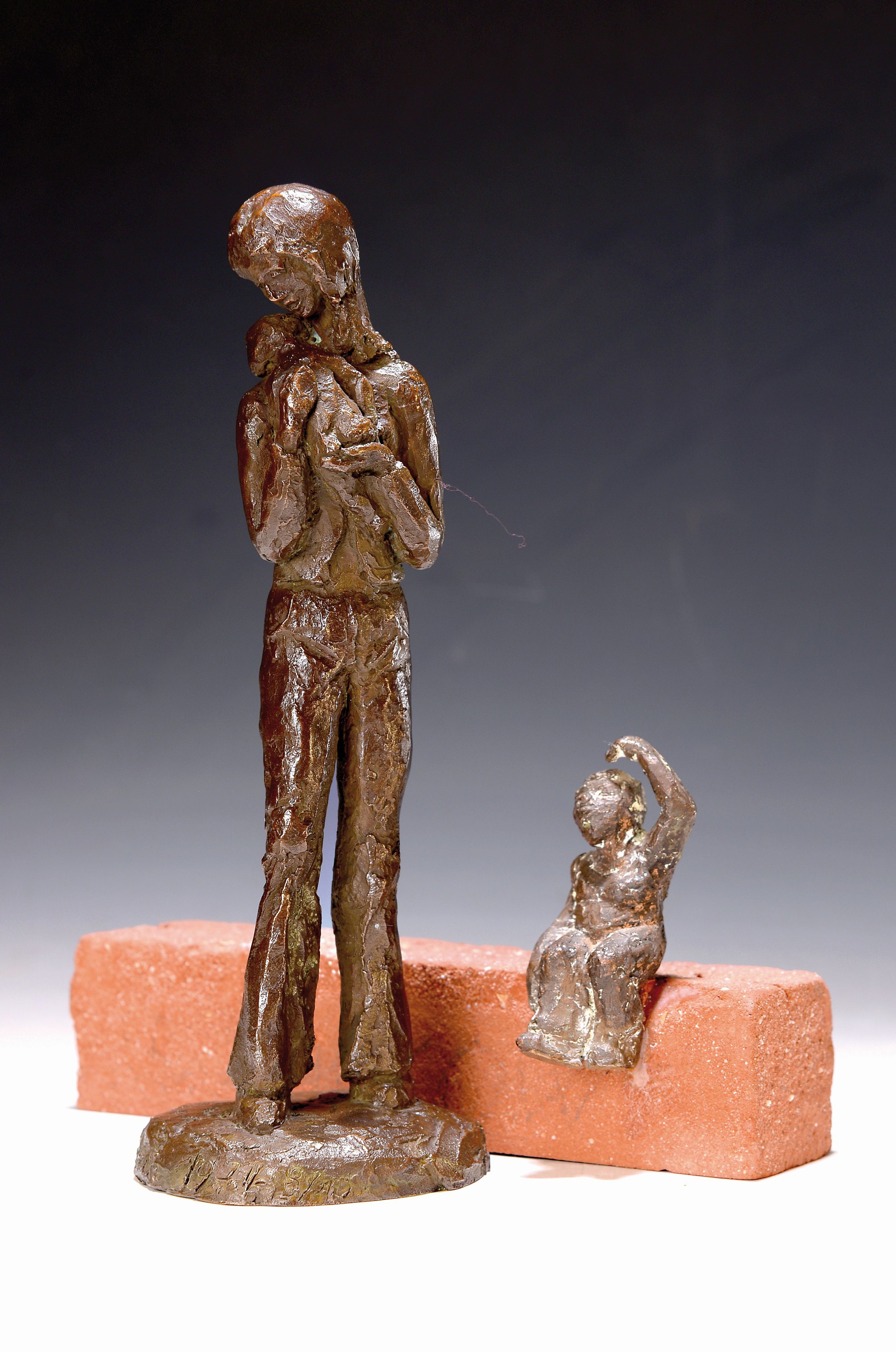 Detail k: Waltraud Suckow, 1924 Erfurt-2009 Mannheim, 2 Bronzeplastiken: "Mauerblümchen", 1978, Bronze auf Verblendriegel, 12x22x8 cm; stehende ...