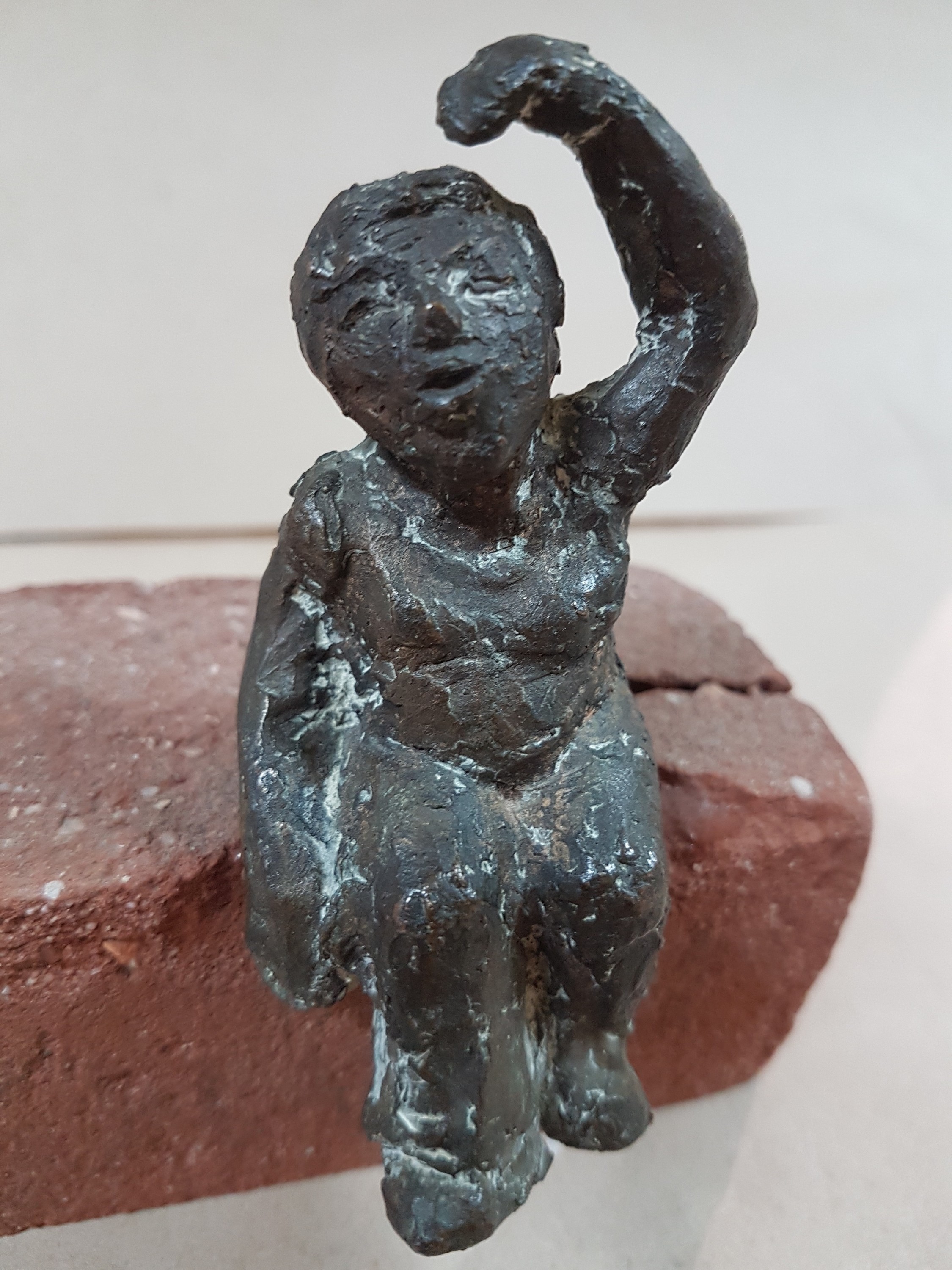 Detail l: Waltraud Suckow, 1924 Erfurt-2009 Mannheim, 2 Bronzeplastiken: "Mauerblümchen", 1978, Bronze auf Verblendriegel, 12x22x8 cm; stehende ...
