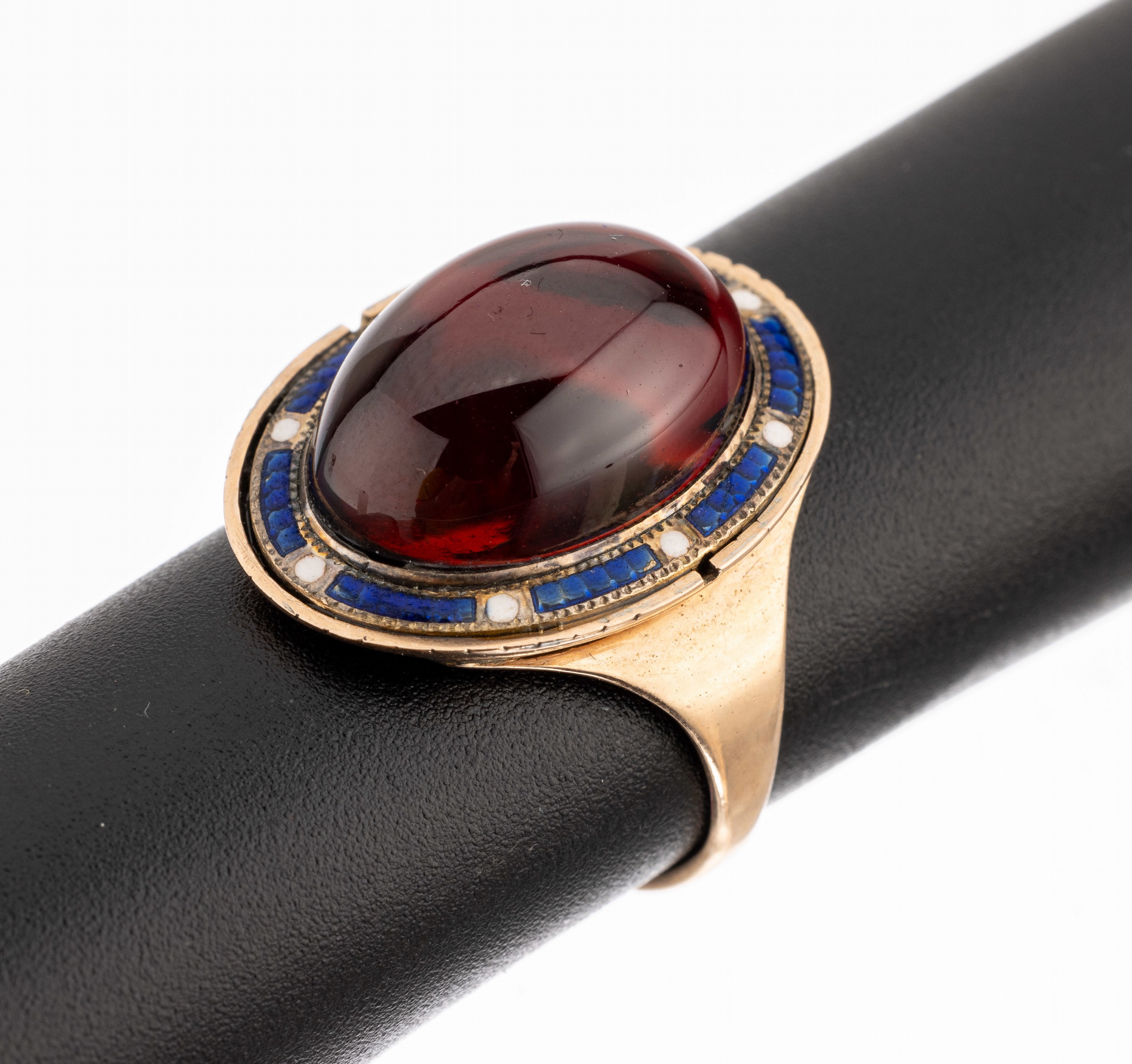 14 kt Gold Granat-Ring, um 1890, RG 585/000gepr., ovaler Granatcabochon ca. 5.00 ct, Rahmung emailliert in blau und weiss, RW 52, ca. 5.4 g