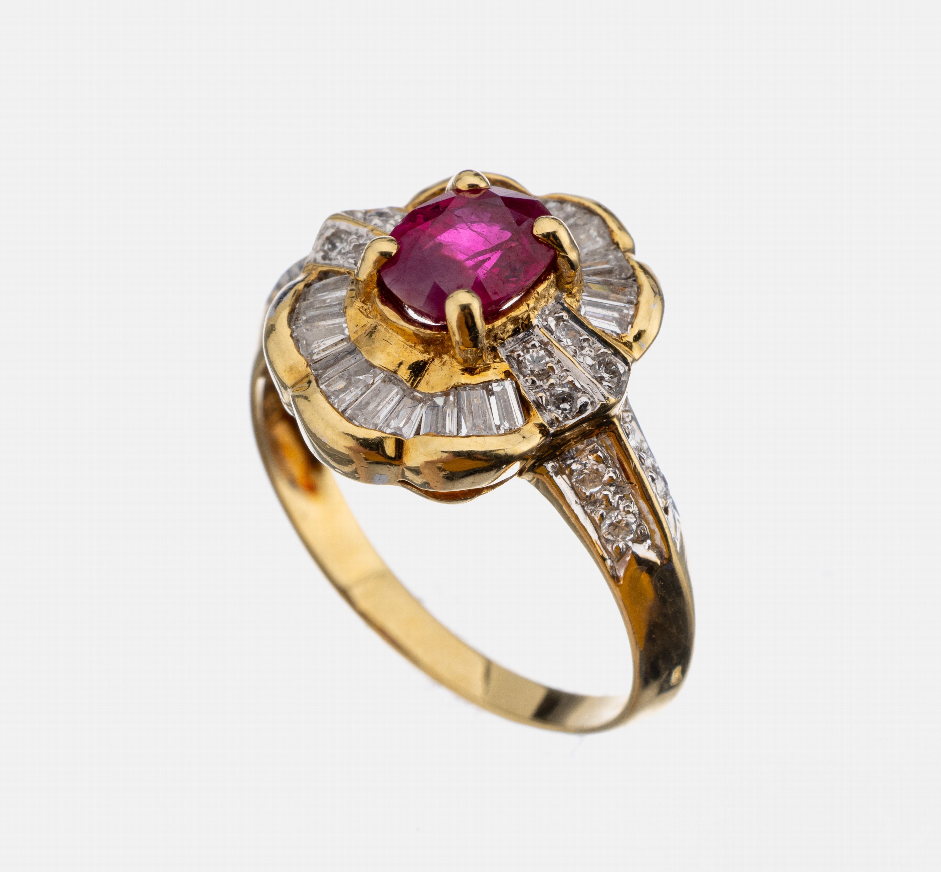 18 kt Gold Rubin-Diamant-Ring, GG 750/000, mittig erhaben gefasster ovalfacett. Rubin ca.1.00 ct, 16 Brillanten und 19 Diamantbaguetteszus. ca. 1.00 ...