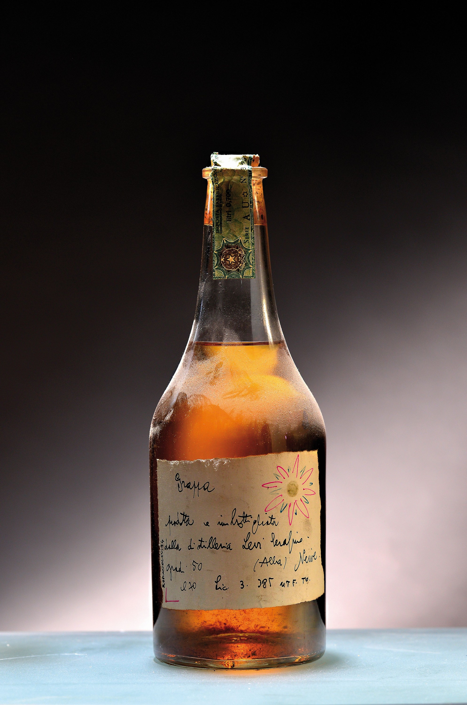 1 Flasche Grappa Levi Serafino, Destilleria Romano Levi, Region Nieve, Piemont/Italien, ca. 70cl, Serie AU, unverkostet, Künstleretikett l. ...