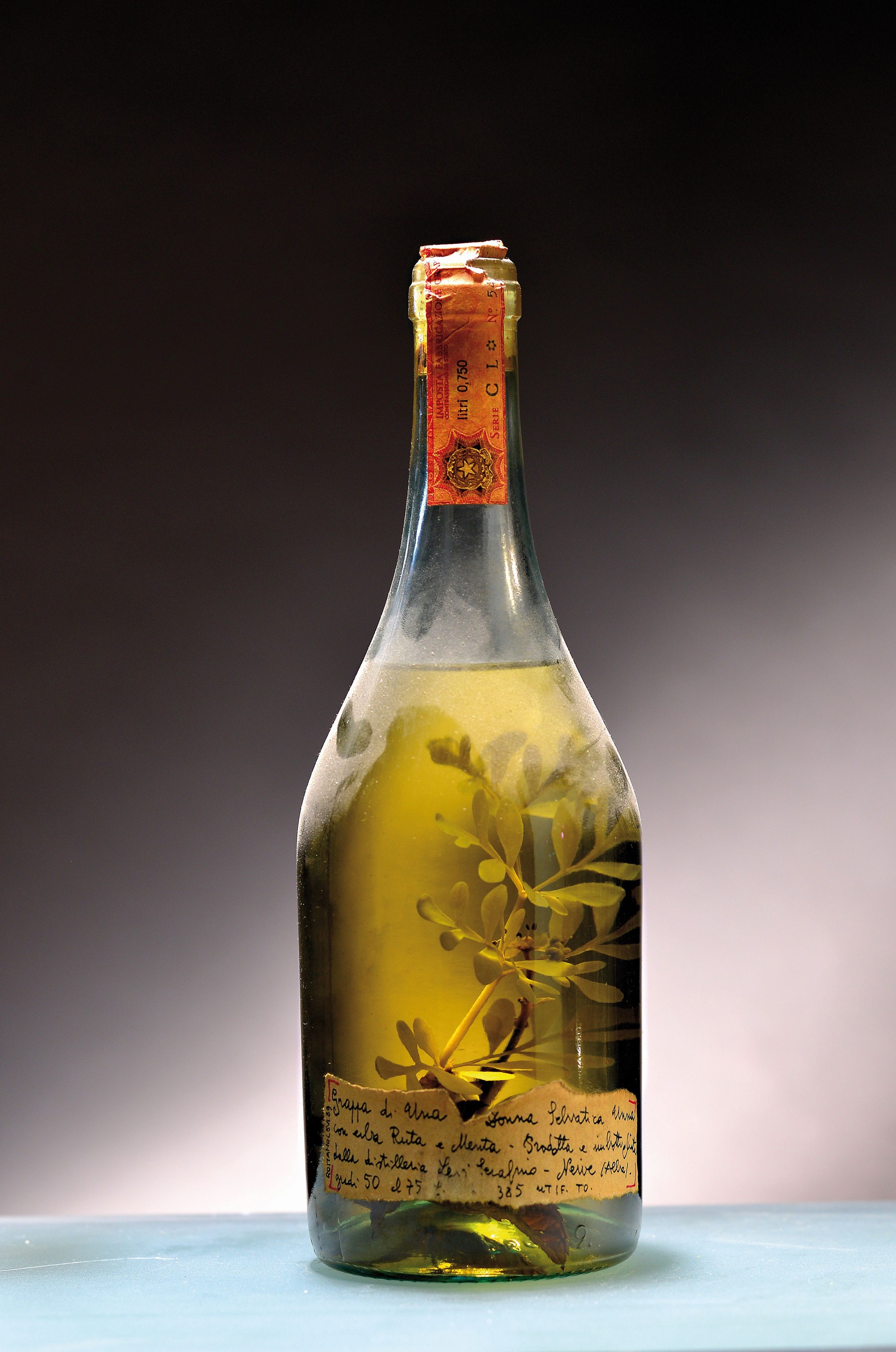 1 Flasche Grappa Levi Serafino, Destilleria Romano Levi, Region Nieve, Piemont/Italien, ca. 750ml, Serie CL, mit Rauten-Stängel, unverkostet, ...