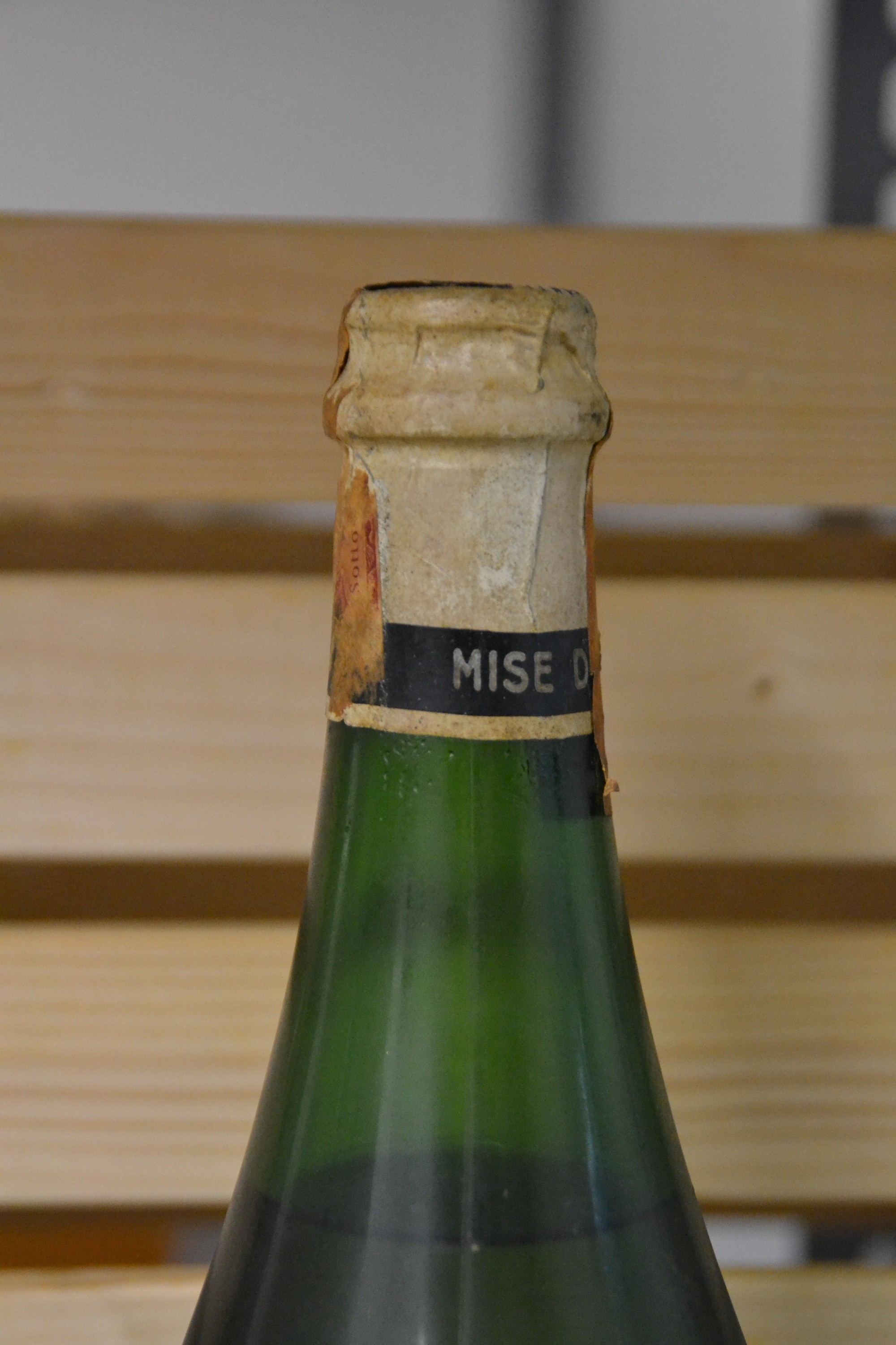 Detail a: 1 Flasche 1949 Marc de Bourgogne, Domaine de La Romanee-Conti, Cote D'Or, 41% Vol., 5,2 cm unter Kapsel, Etikett l. lädiert
