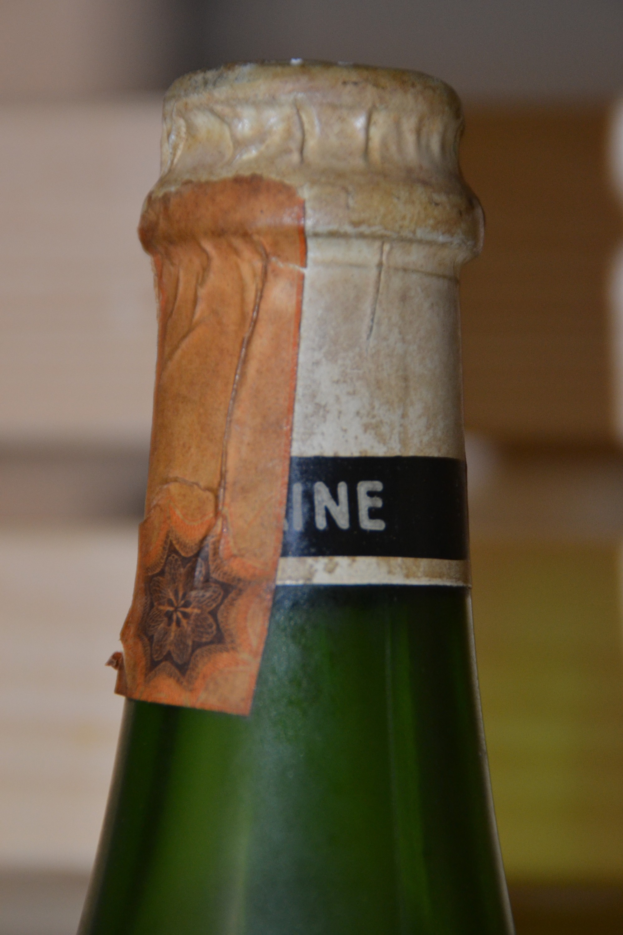 Detail b: 1 Flasche 1949 Marc de Bourgogne, Domaine de La Romanee-Conti, Cote D'Or, 41% Vol., 5,2 cm unter Kapsel, Etikett l. lädiert