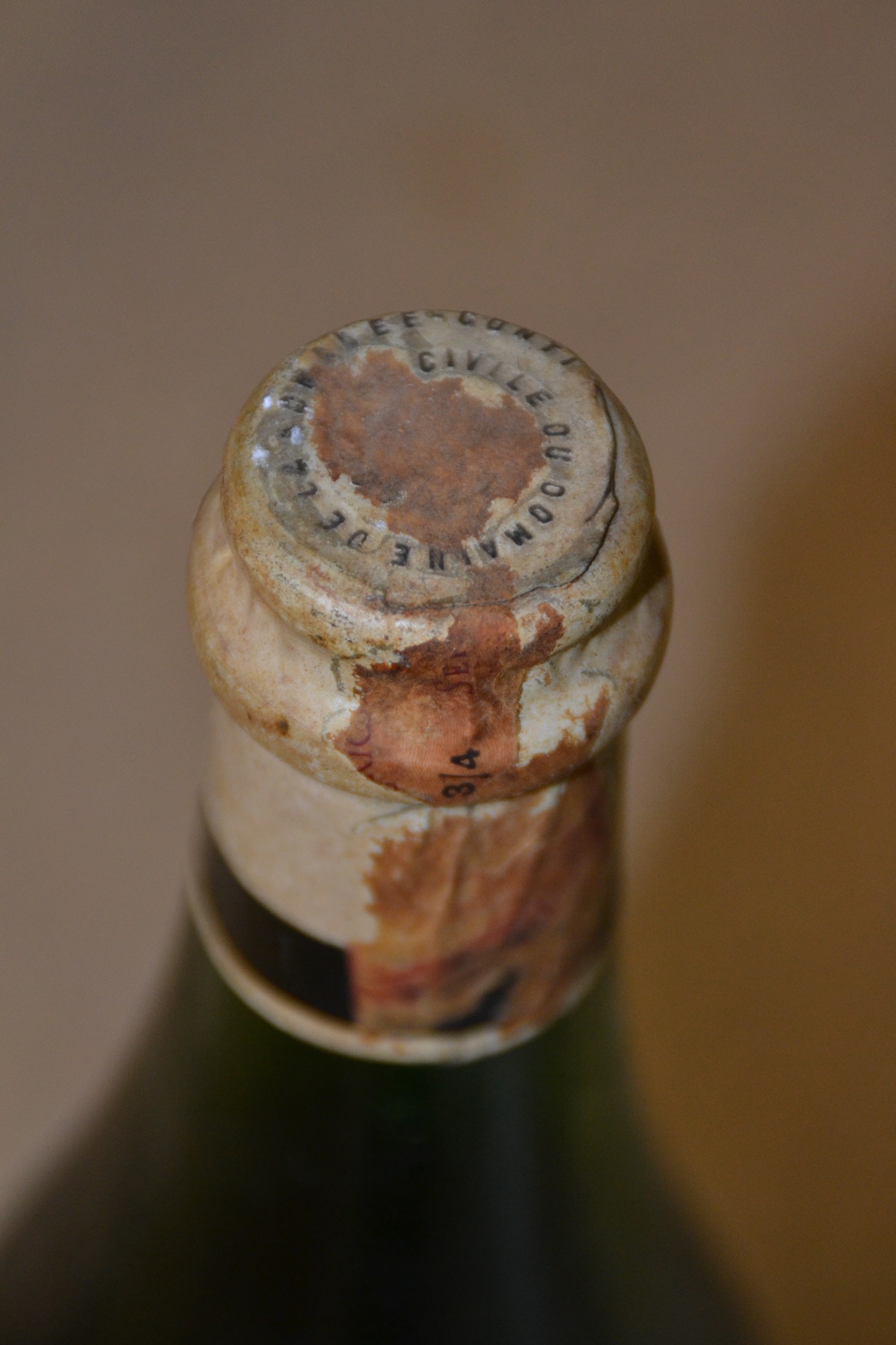 Detail c: 1 Flasche 1949 Marc de Bourgogne, Domaine de La Romanee-Conti, Cote D'Or, 41% Vol., 5,2 cm unter Kapsel, Etikett l. lädiert