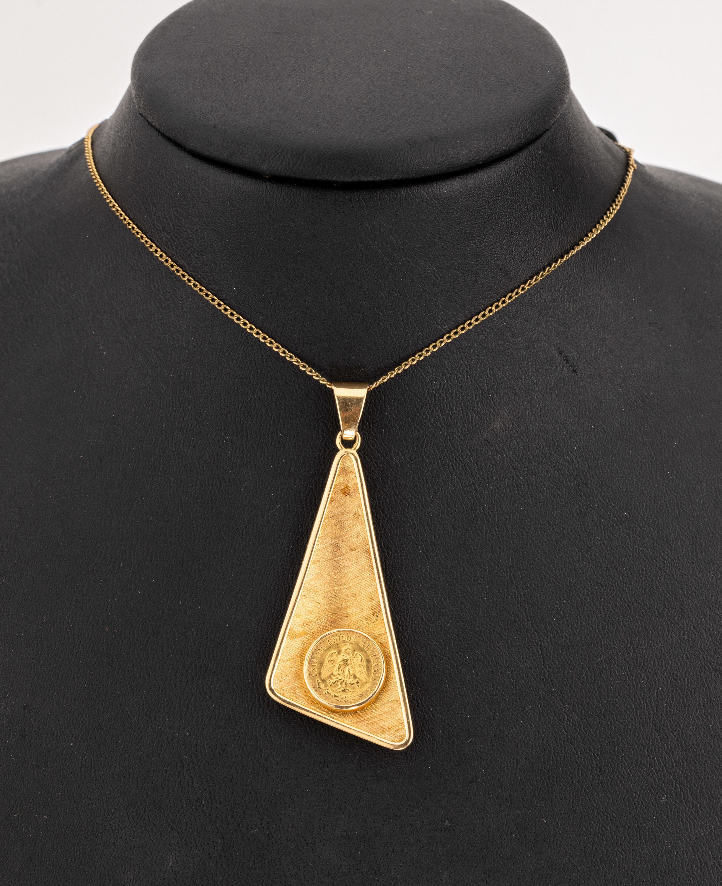18 kt Gold Münz-Anhänger, GG 750/000, aussergewöhnliche Gestaltung, Oberfläche part. sat., gefasste Goldmünze, 2 Pesos, Mexiko, ca.6 x 2.5 cm, ...